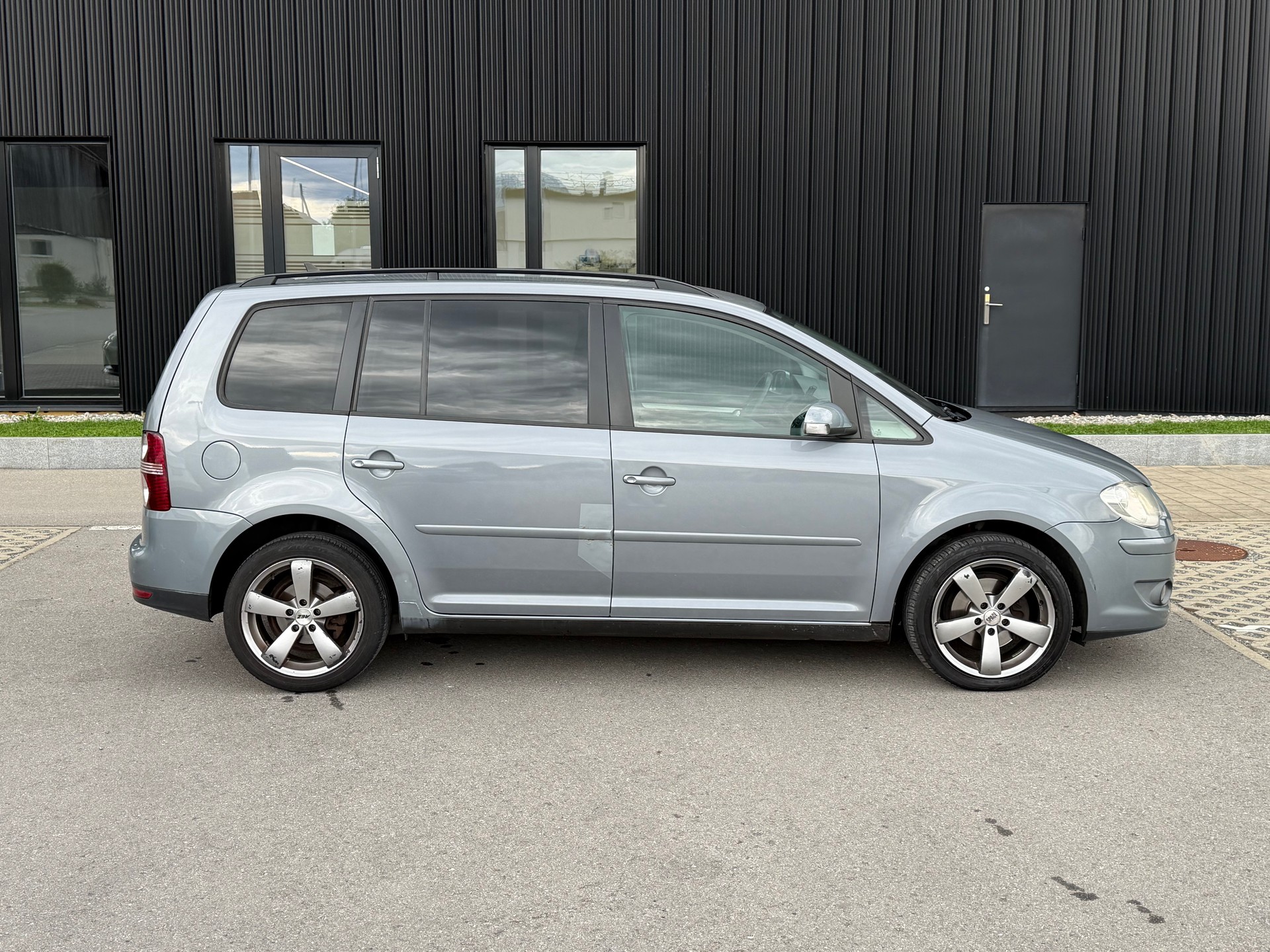 VW Touran 2.0 TDI Highline-image-4