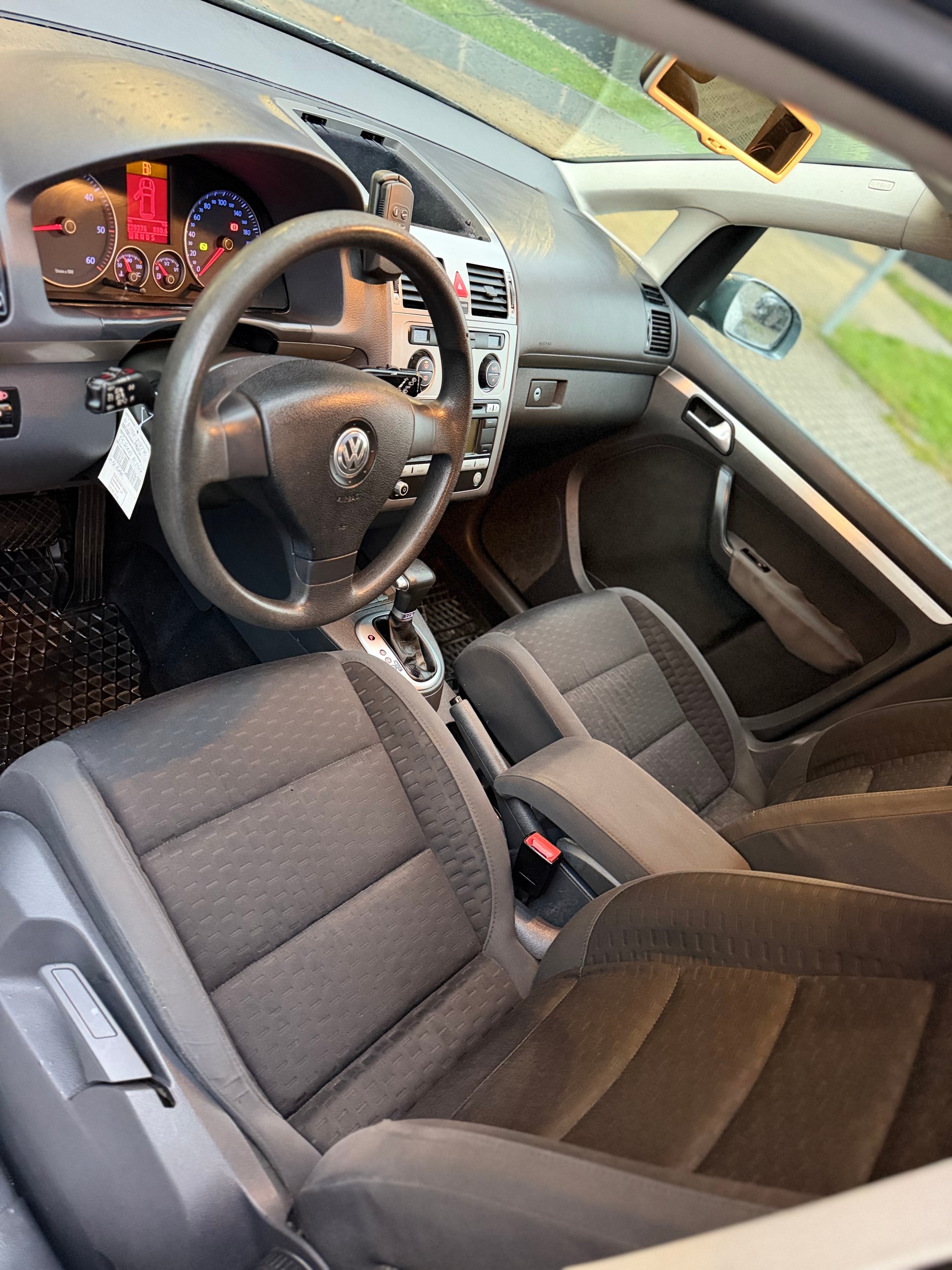 VW Touran 2.0 TDI Highline-image-11