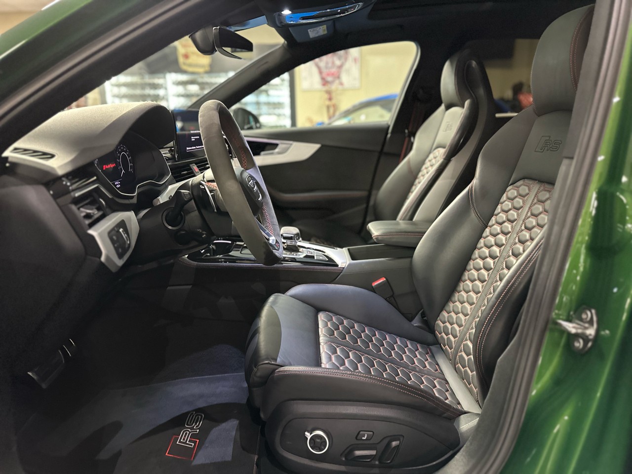 AUDI RS4 Avant quattro tiptronic-image-10