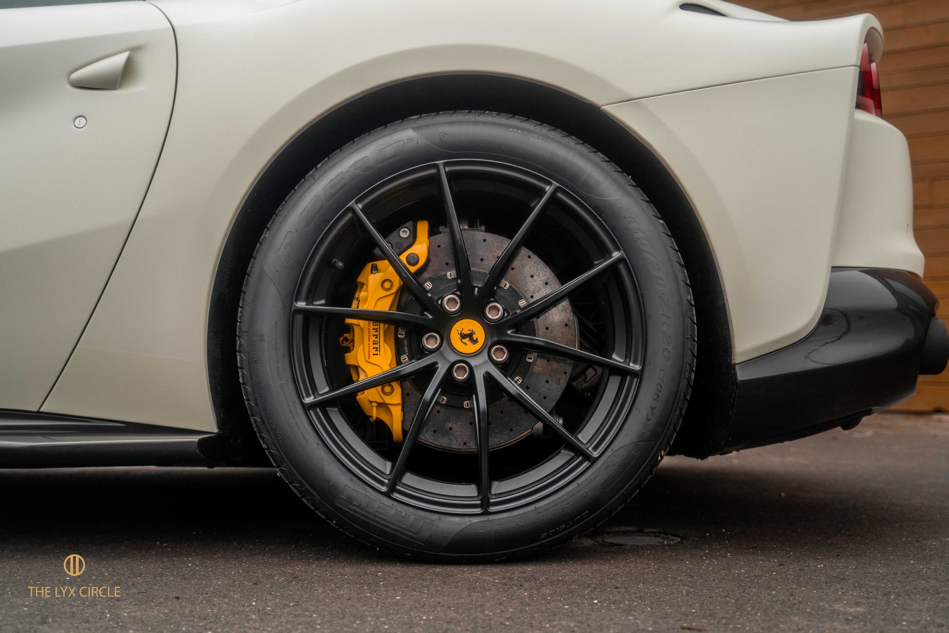 FERRARI 812 Superfast-image-7