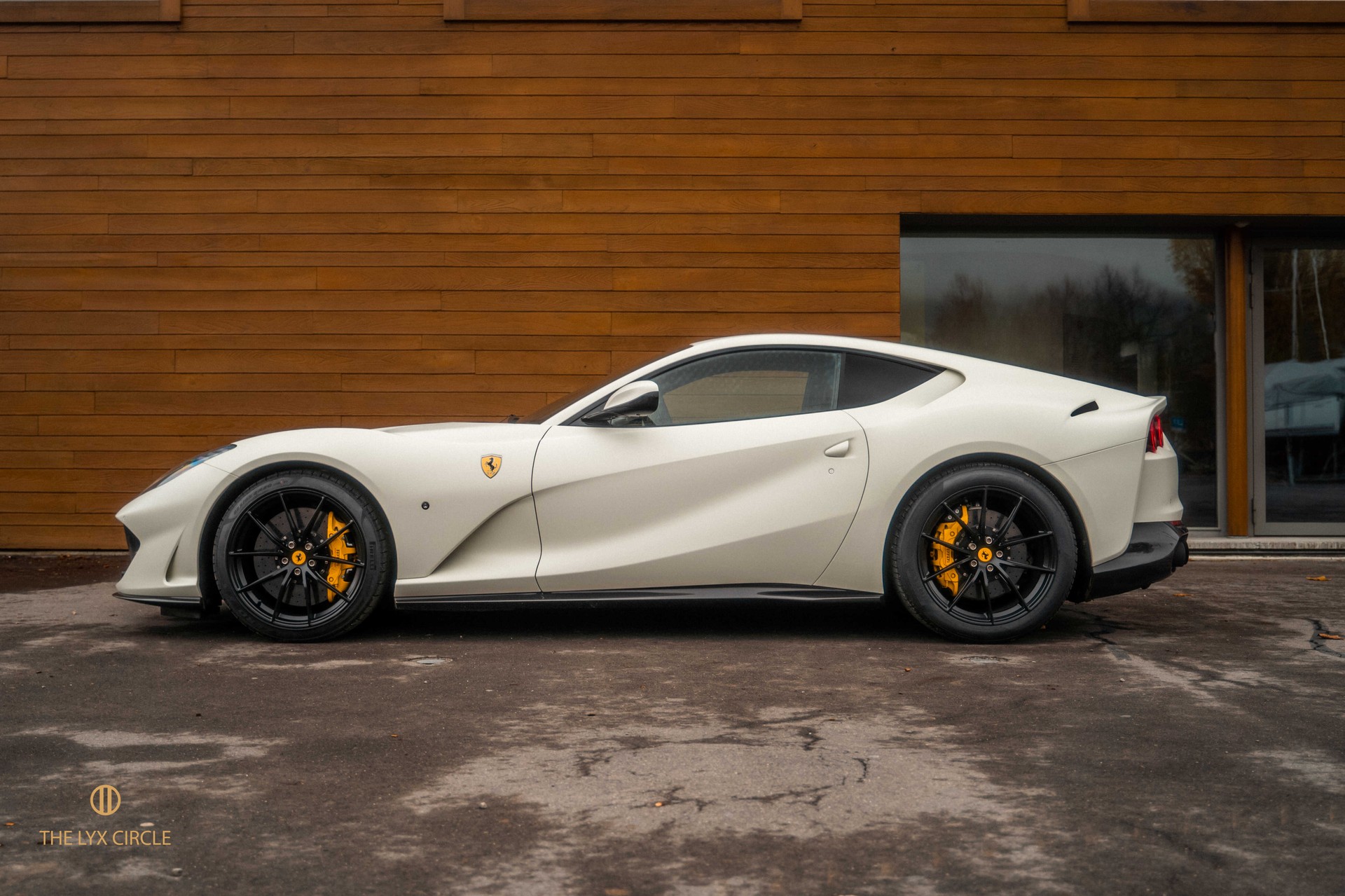 FERRARI 812 Superfast-image-3
