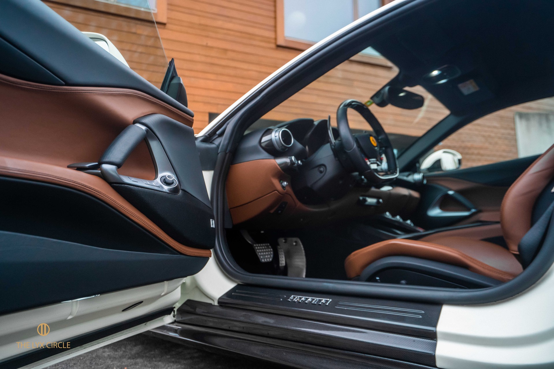 FERRARI 812 Superfast-image-9