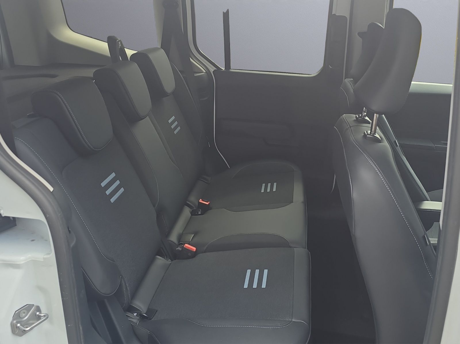 FORD TOURNEO COURIERier 1.0 EcoBoost A-image-12