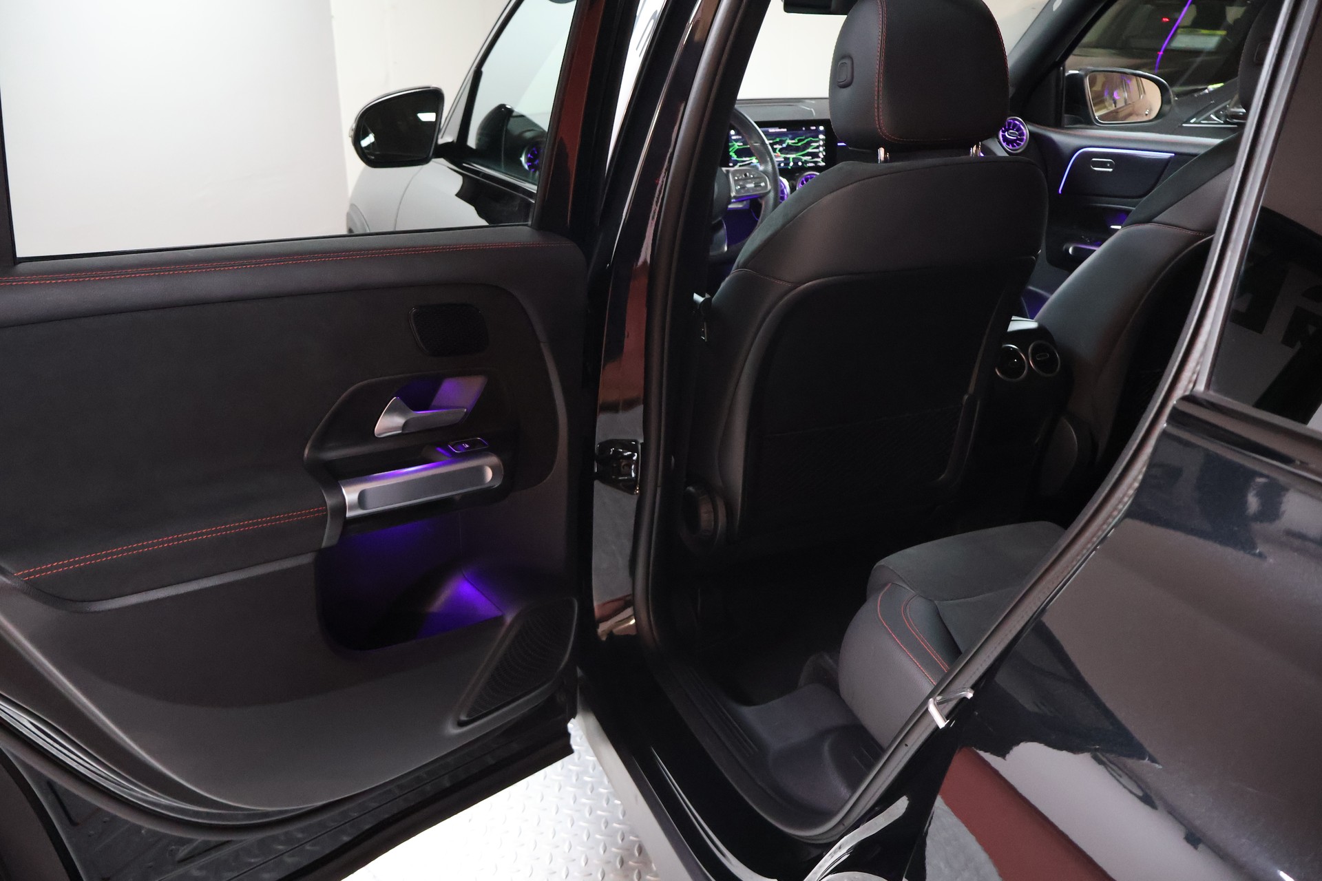 MERCEDES-BENZ GLB 250 4Matic AMG Line 8G-Tronic-image-11