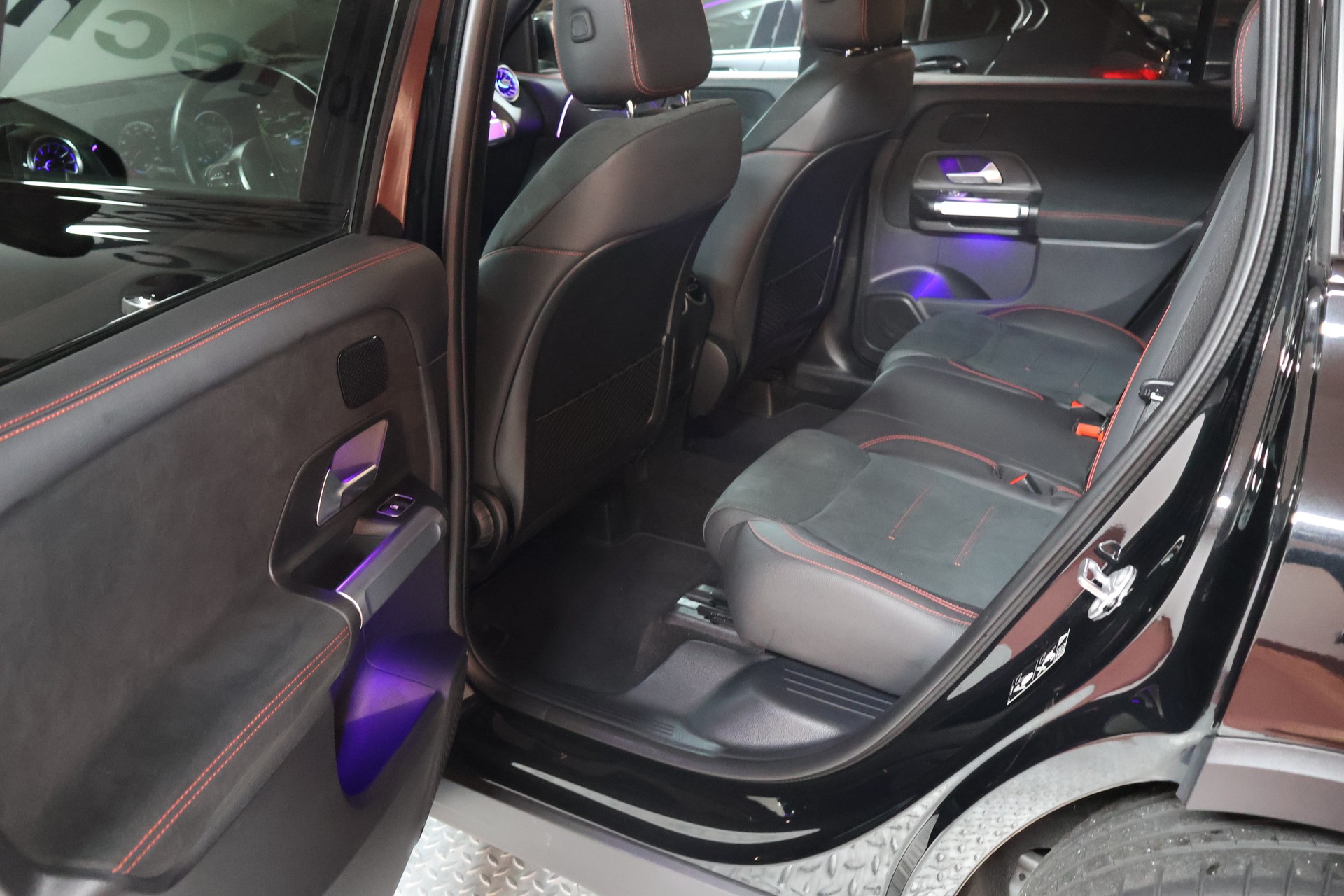 MERCEDES-BENZ GLB 250 4Matic AMG Line 8G-Tronic-image-10