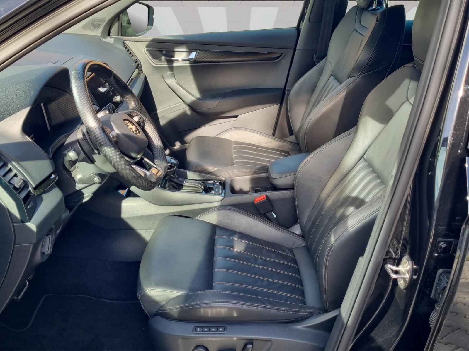 SKODA Karoq 2.0 TSI SportLine 4x4 DSG-image-4