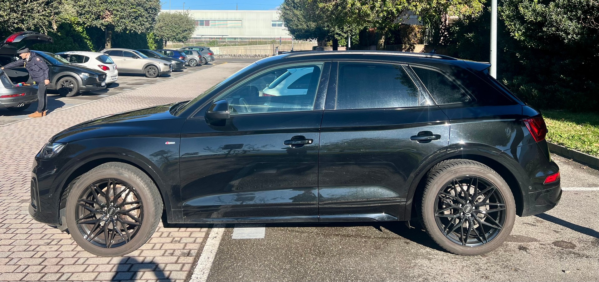AUDI Q5 40 TDI Blackedition quattro S-tronic-image-3