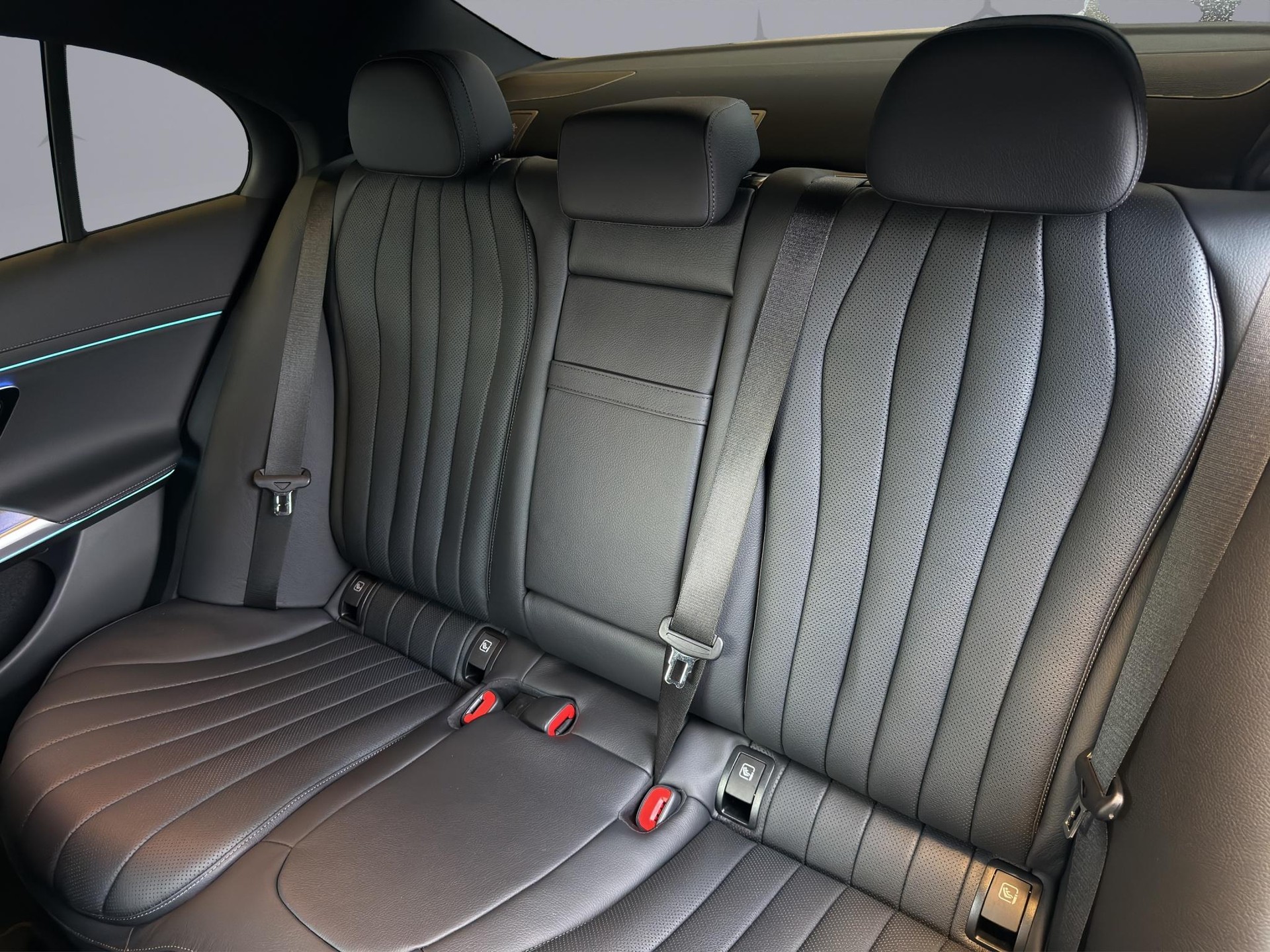 MERCEDES-BENZ E 220 d AMG Line 4matic-image-11