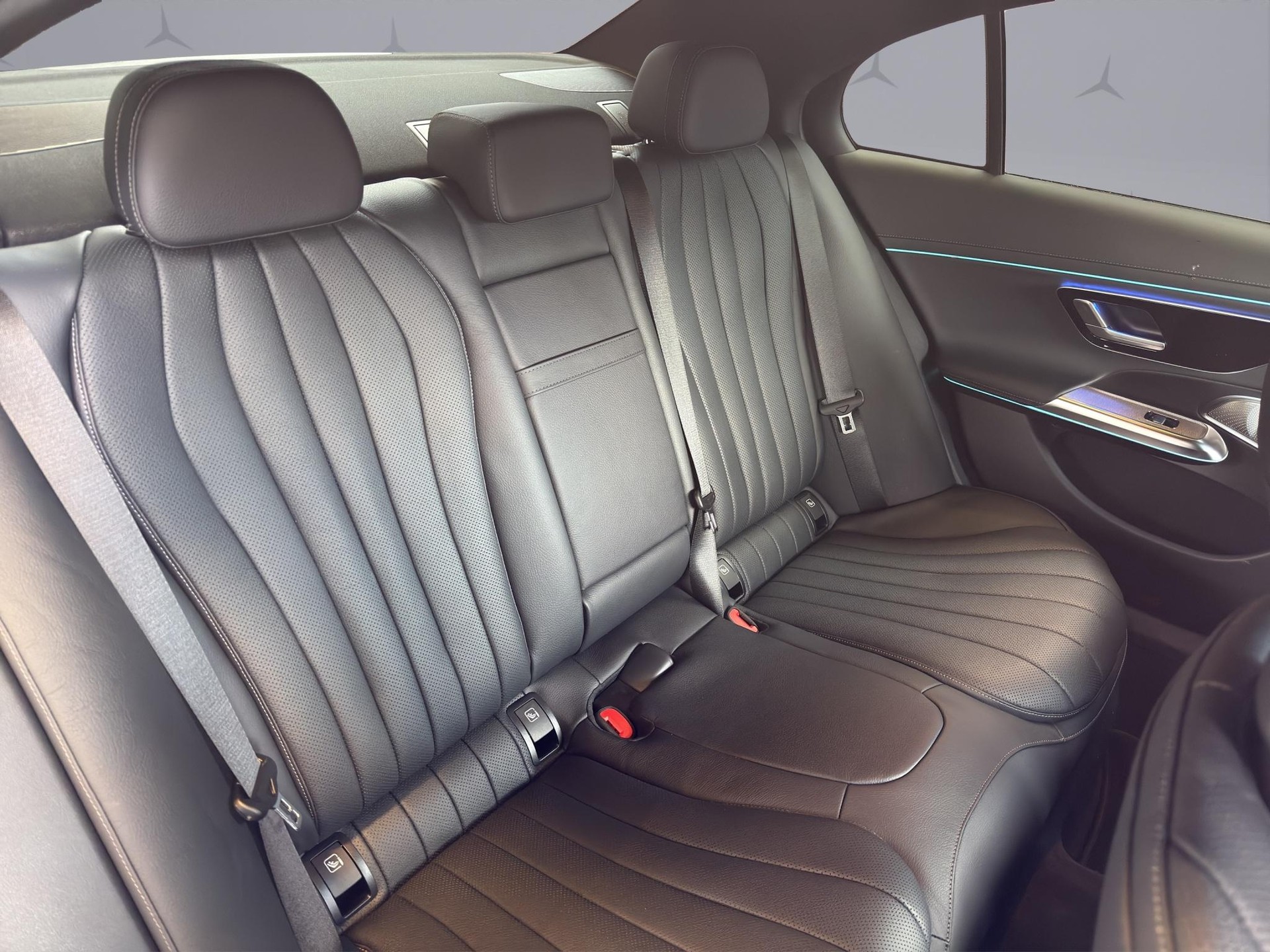MERCEDES-BENZ E 220 d AMG Line 4matic-image-16