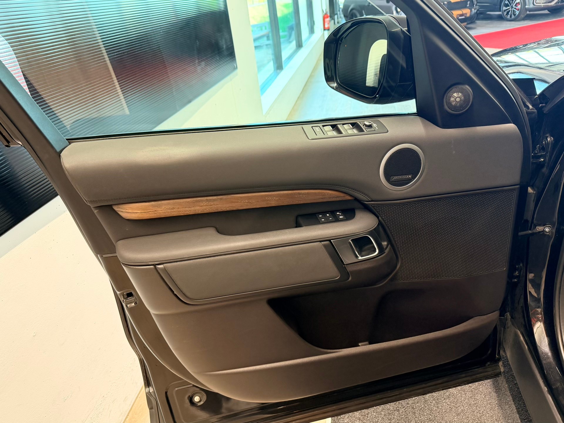 LAND ROVER Discovery 3.0 SDV6 HSE Automatic-image-9