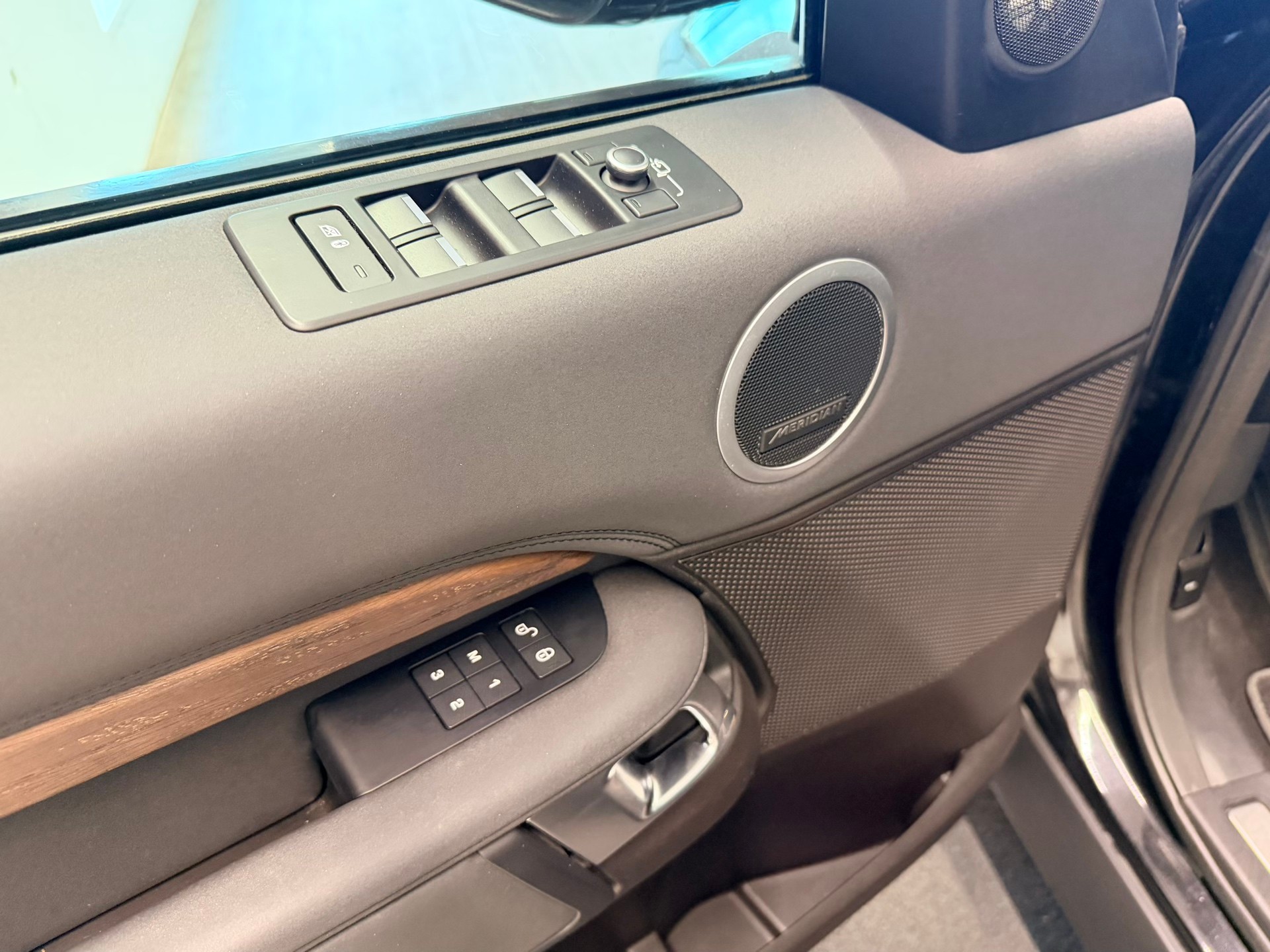 LAND ROVER Discovery 3.0 SDV6 HSE Automatic-image-10