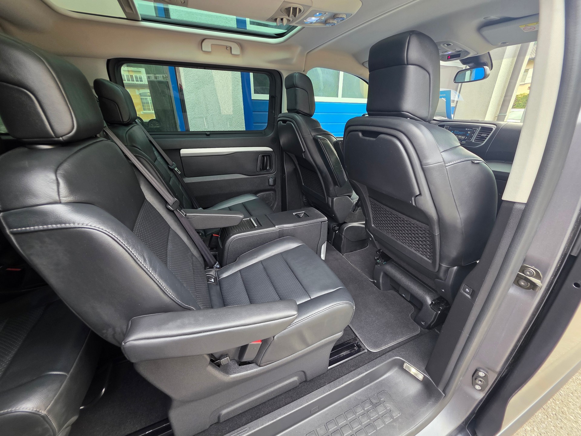 PEUGEOT Traveller 2.0 BlueHDi Business VIP Standard EAT-image-12