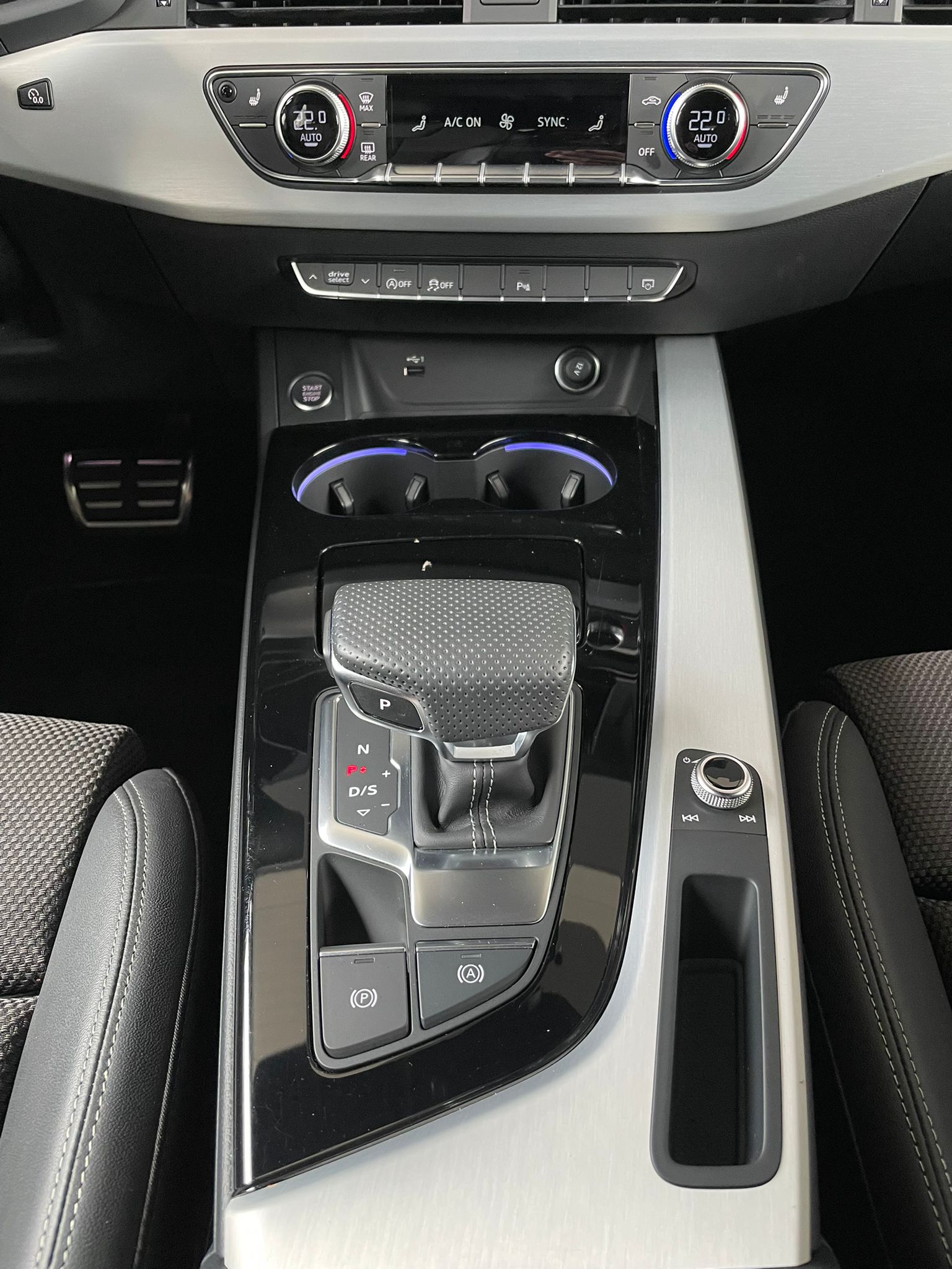 AUDI A4 Avant 2.0 40 TFSI S Line quattro S-Tronic-image-9