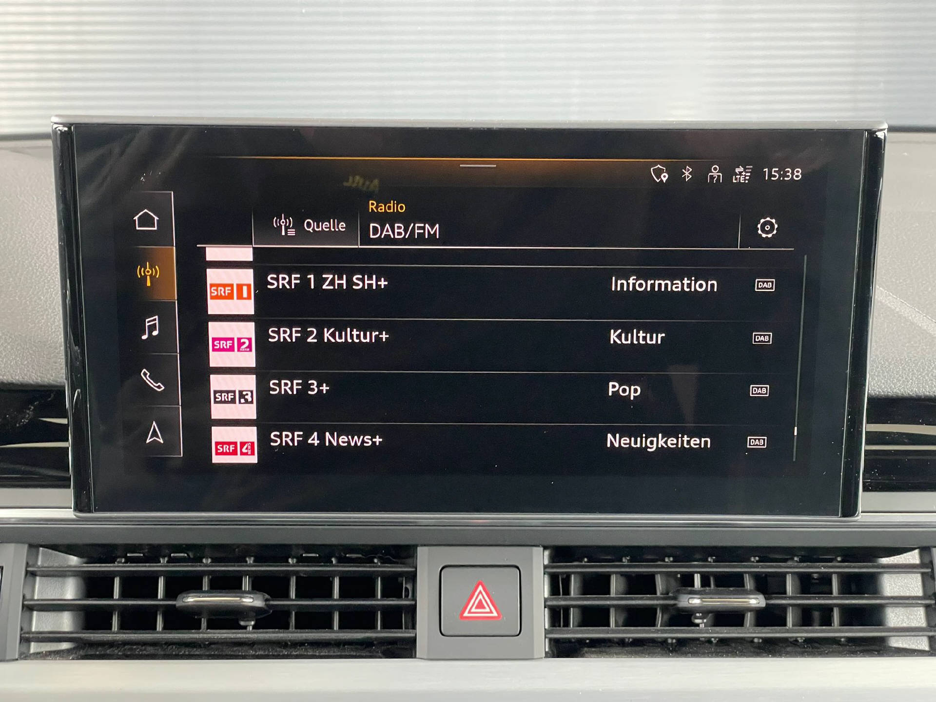 AUDI A4 Avant 2.0 40 TFSI S Line quattro S-Tronic-image-16