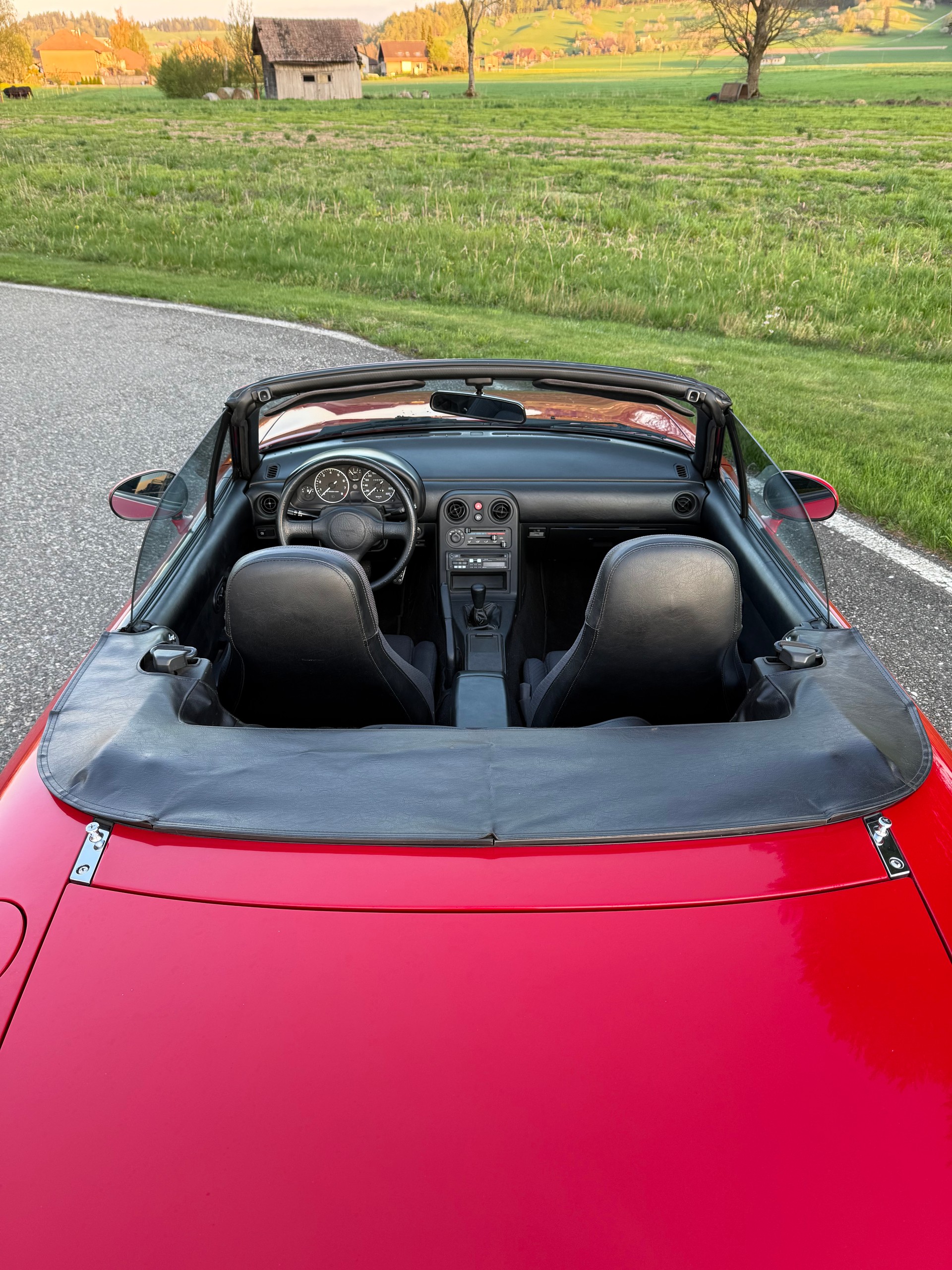 MAZDA MX-5 1.6i-16-image-8