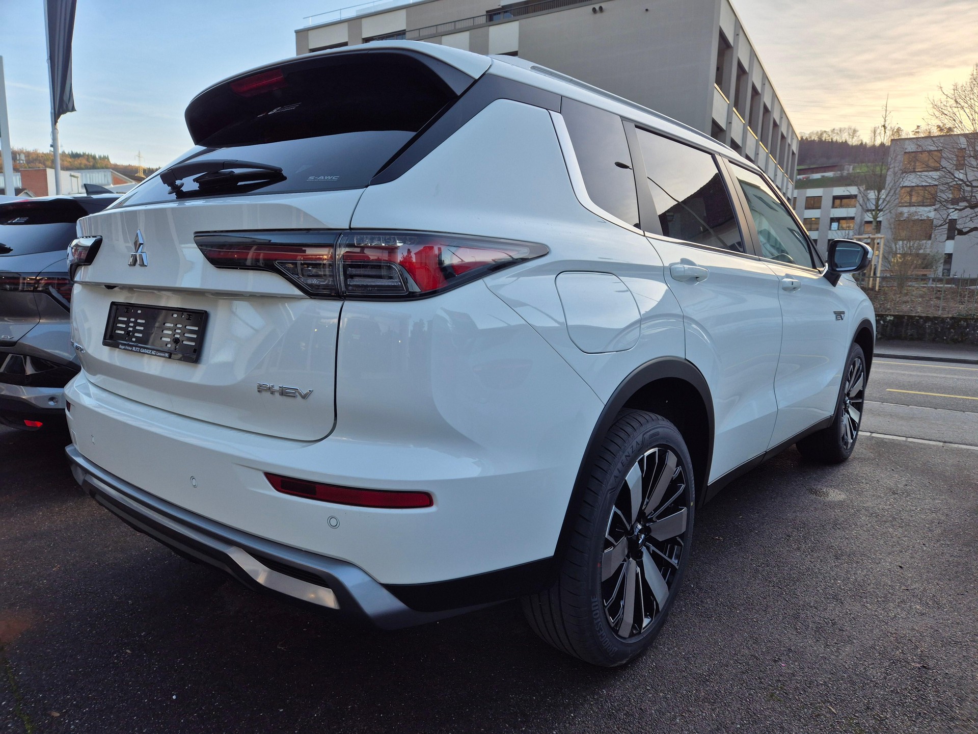 MITSUBISHI Outlander 2.4 PHEV Intense 4x4 TOP-showroom-element-2