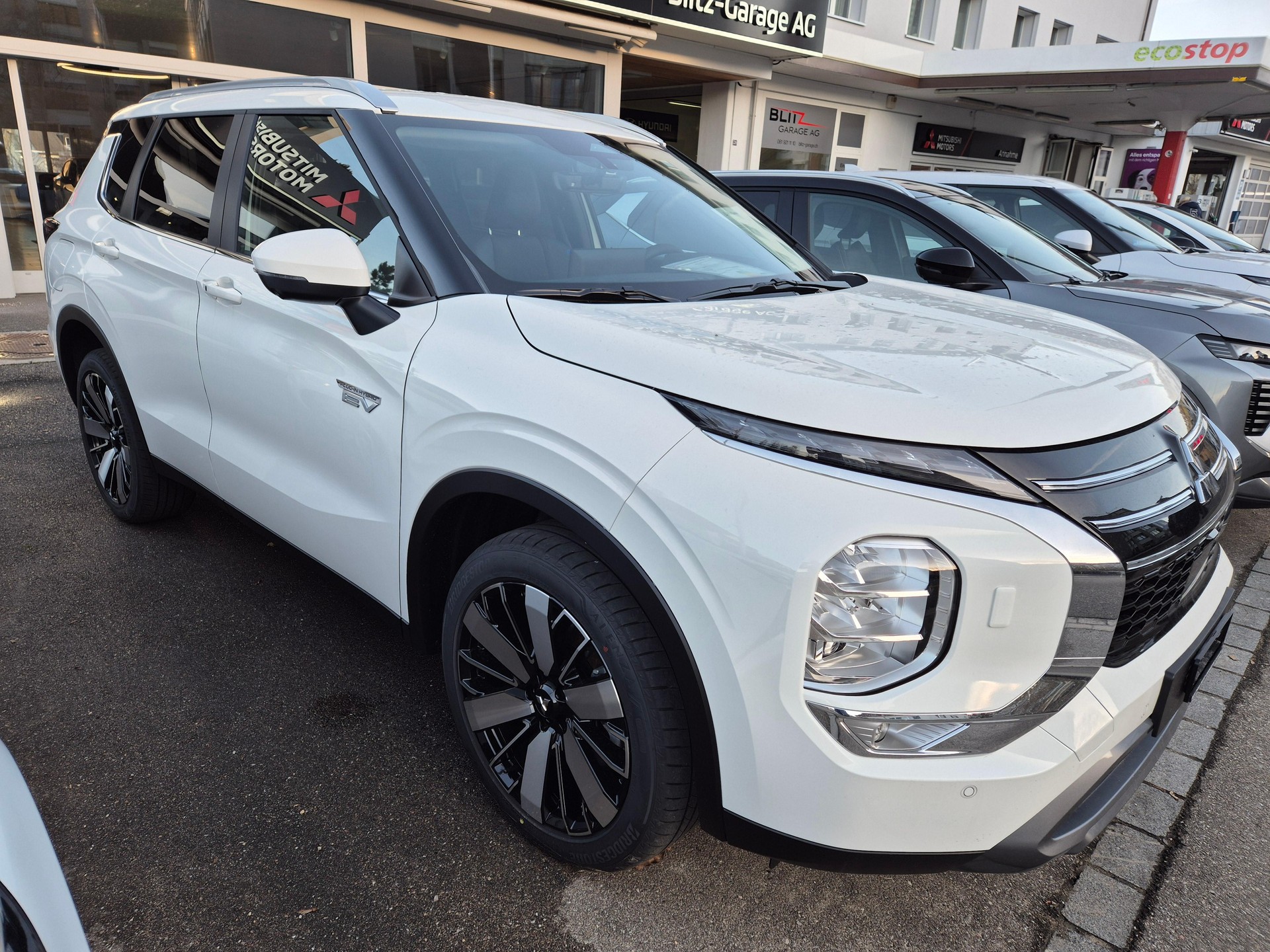MITSUBISHI Outlander 2.4 PHEV Intense 4x4 TOP-showroom-element-1