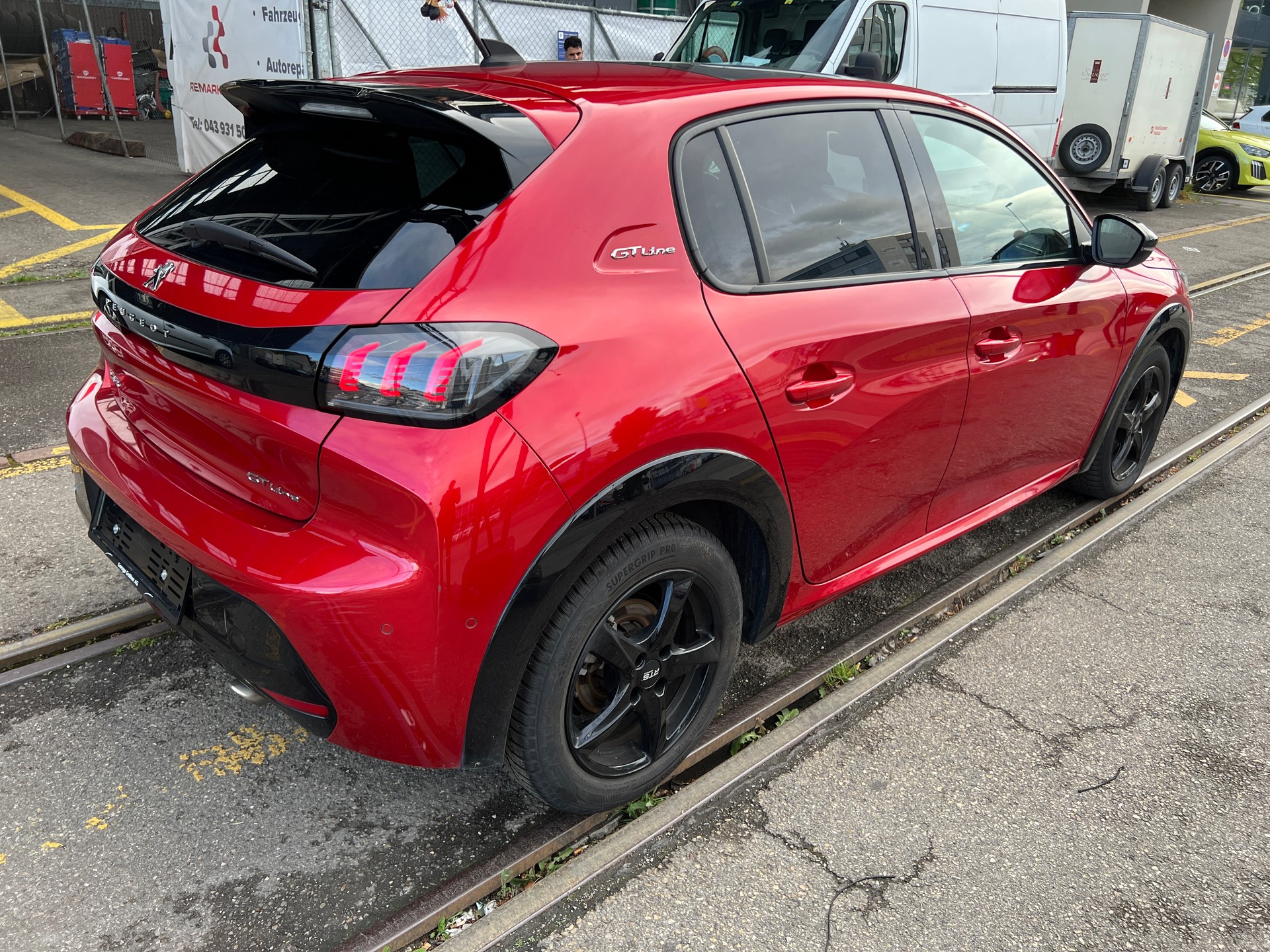 PEUGEOT 208 1.2 PureTech GT EAT8-image-8