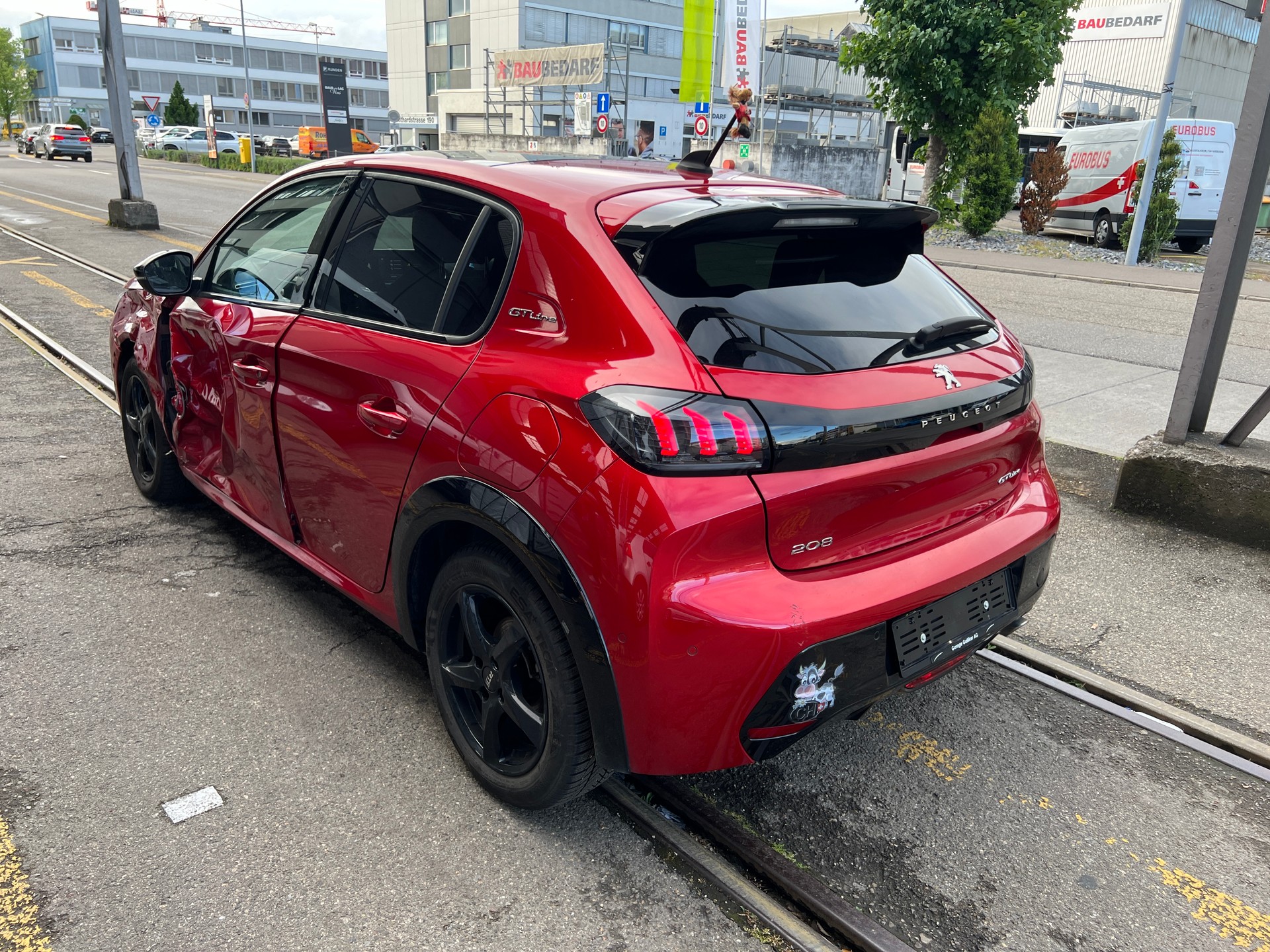 PEUGEOT 208 1.2 PureTech GT EAT8-image-4