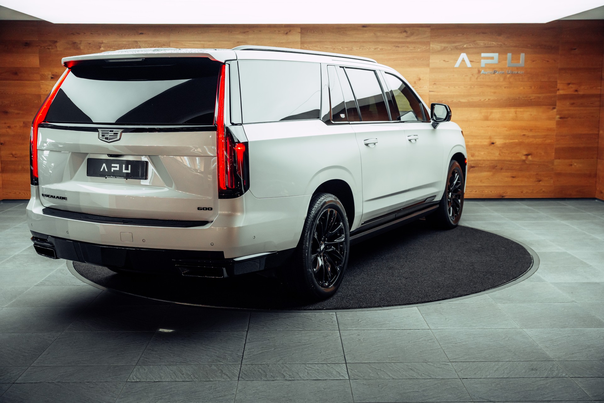 CADILLAC Escalade ESV-showroom-element-1