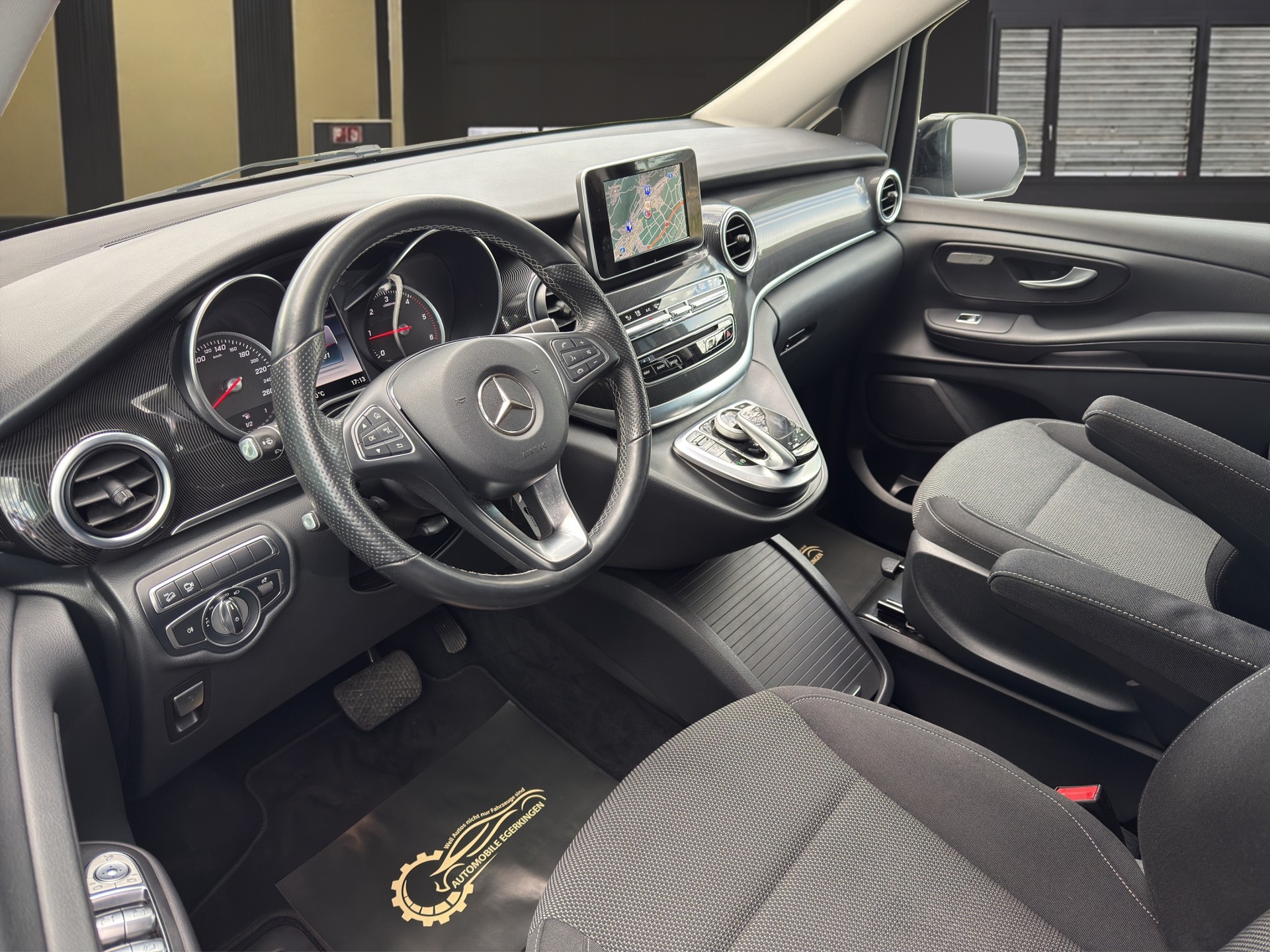 MERCEDES-BENZ V 220 d lang 4matic Van mit Rollstuhl-Rampe-image-8