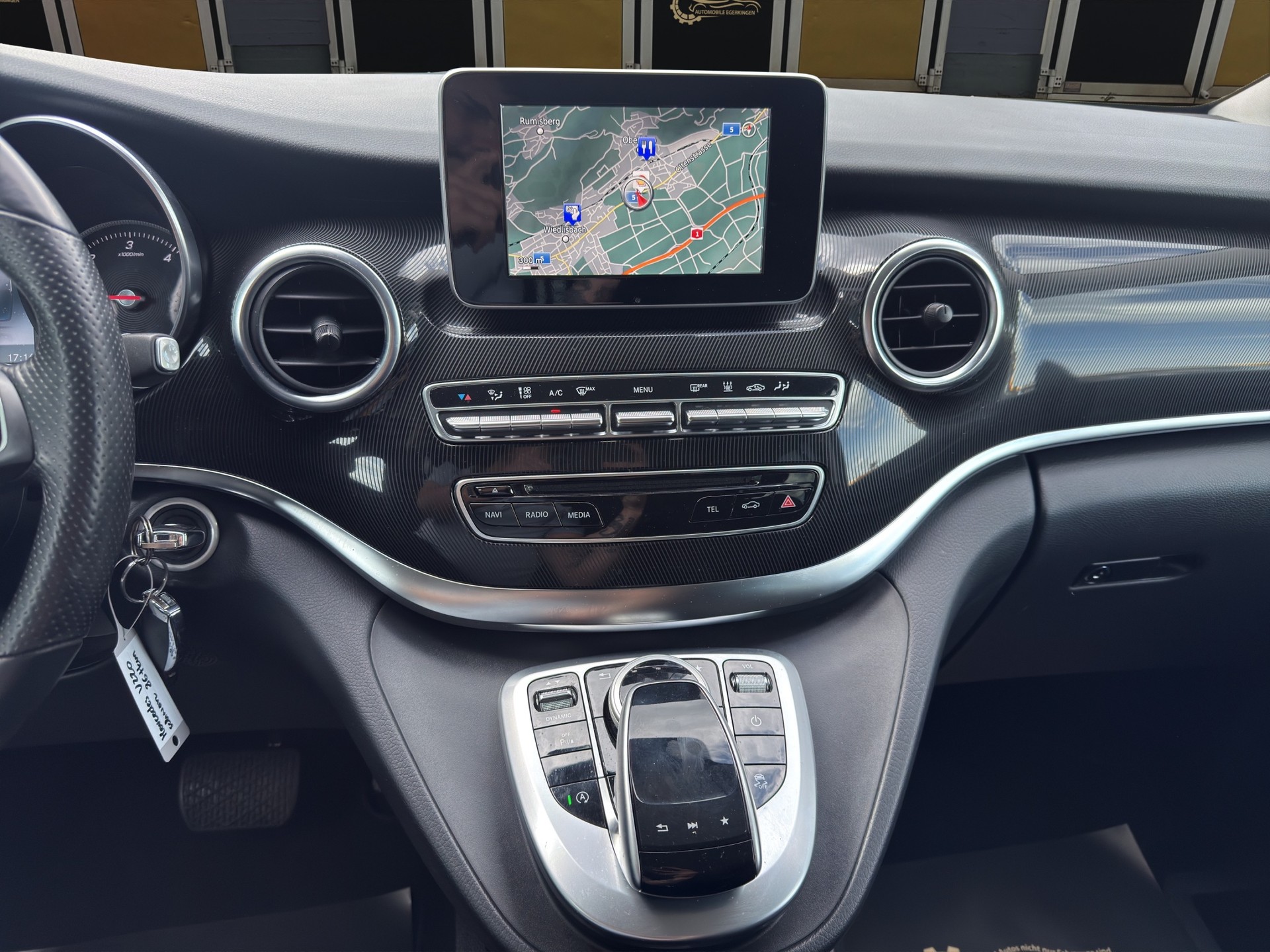 MERCEDES-BENZ V 220 d lang 4matic Van mit Rollstuhl-Rampe-image-14