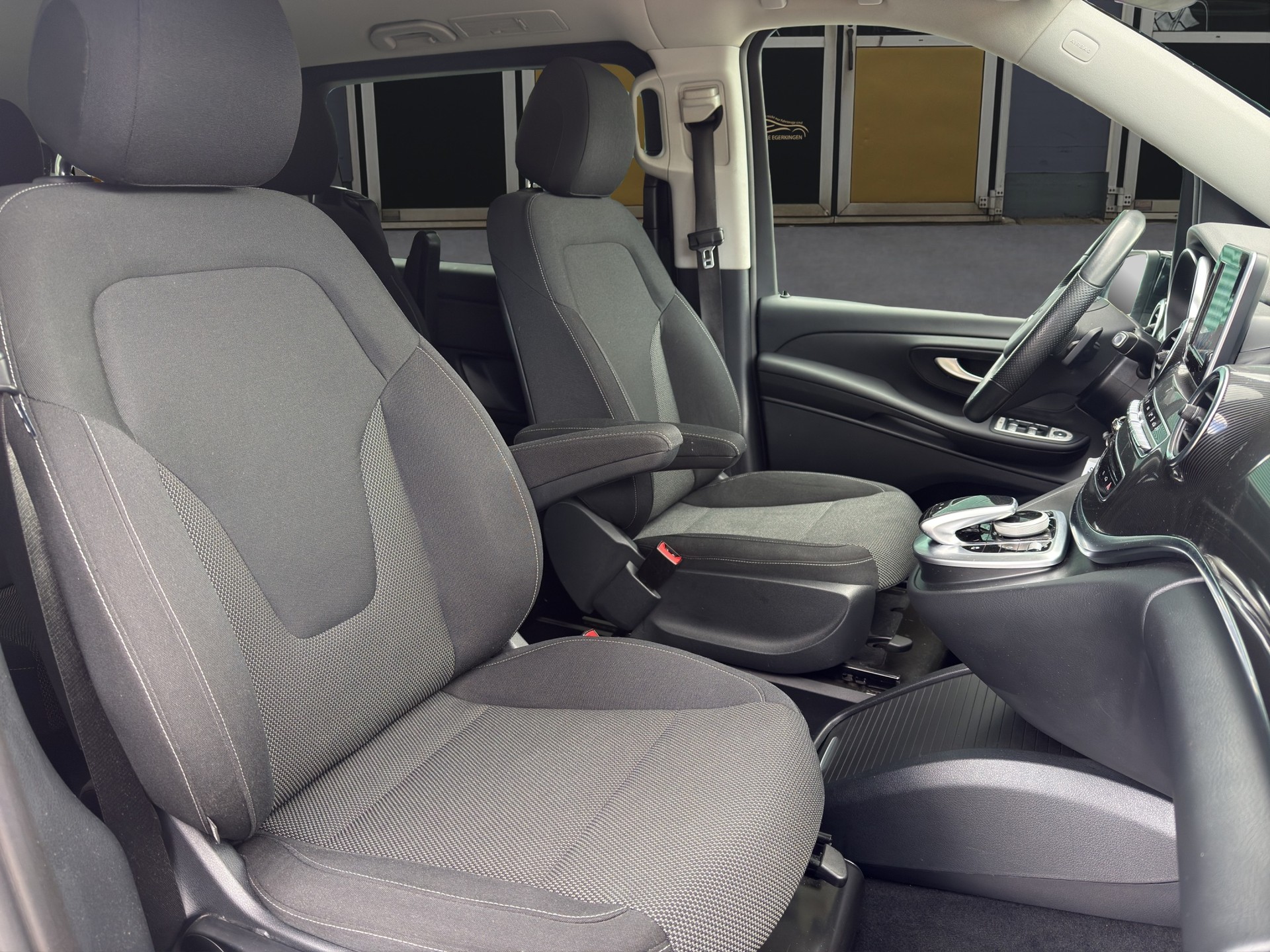 MERCEDES-BENZ V 220 d lang 4matic Van mit Rollstuhl-Rampe-image-9