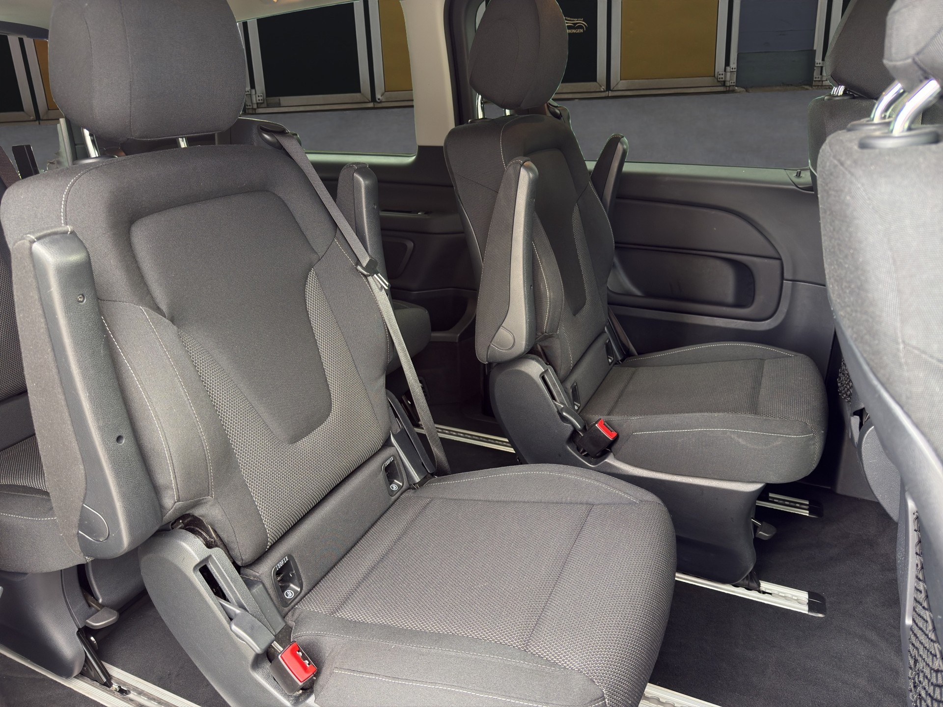 MERCEDES-BENZ V 220 d lang 4matic Van mit Rollstuhl-Rampe-image-12