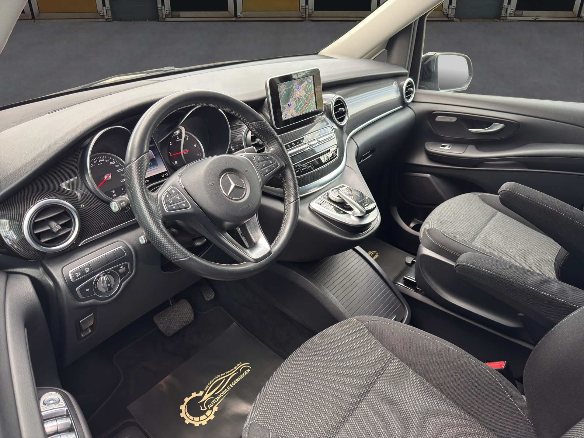 MERCEDES-BENZ V 220 d lang 4matic Van mit Rollstuhl-Rampe-image-8