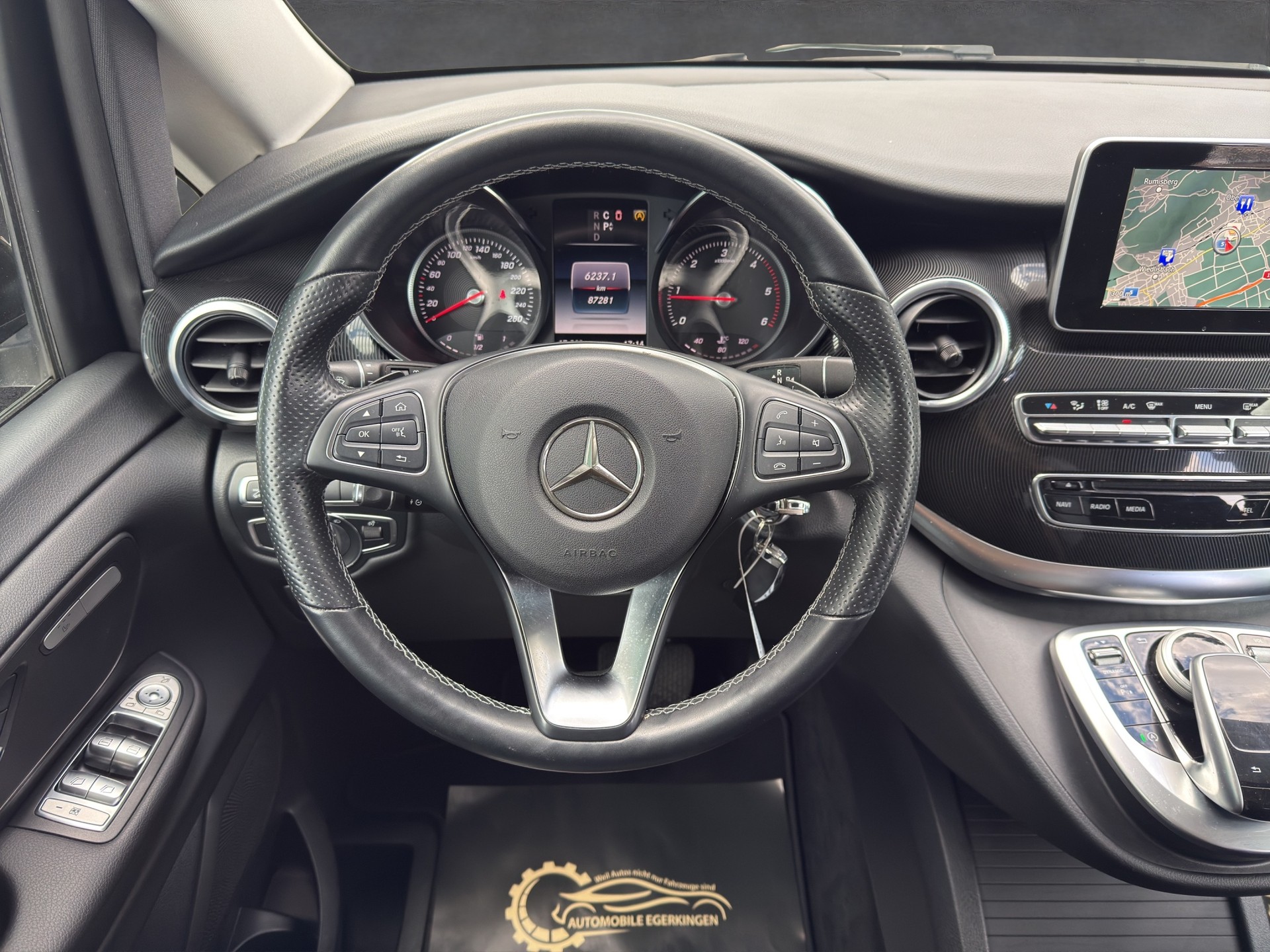 MERCEDES-BENZ V 220 d lang 4matic Van mit Rollstuhl-Rampe-image-11
