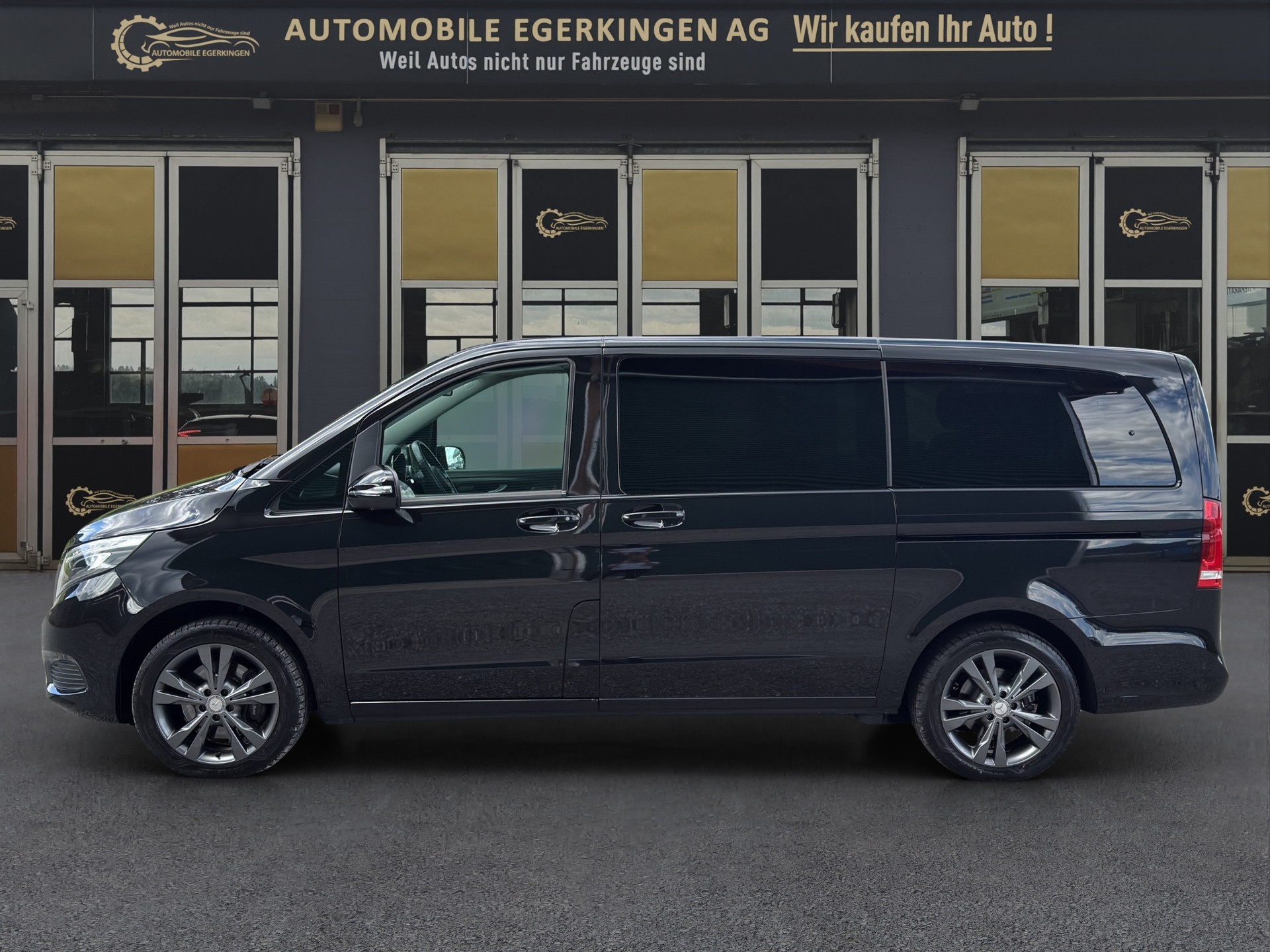 MERCEDES-BENZ V 220 d lang 4matic Van mit Rollstuhl-Rampe-image-7