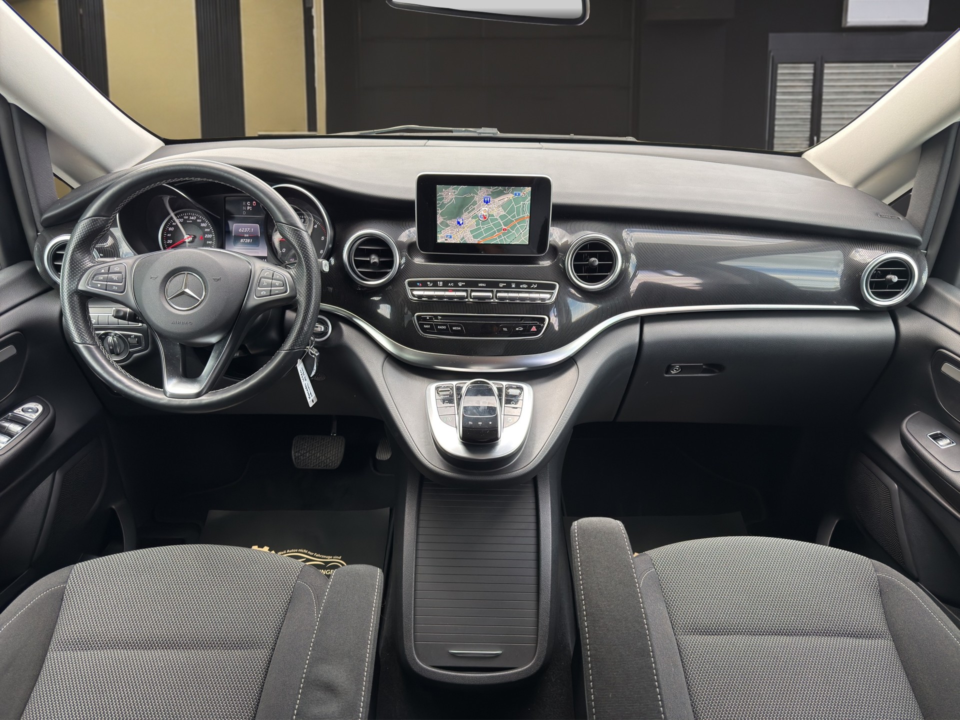 MERCEDES-BENZ V 220 d lang 4matic Van mit Rollstuhl-Rampe-image-10