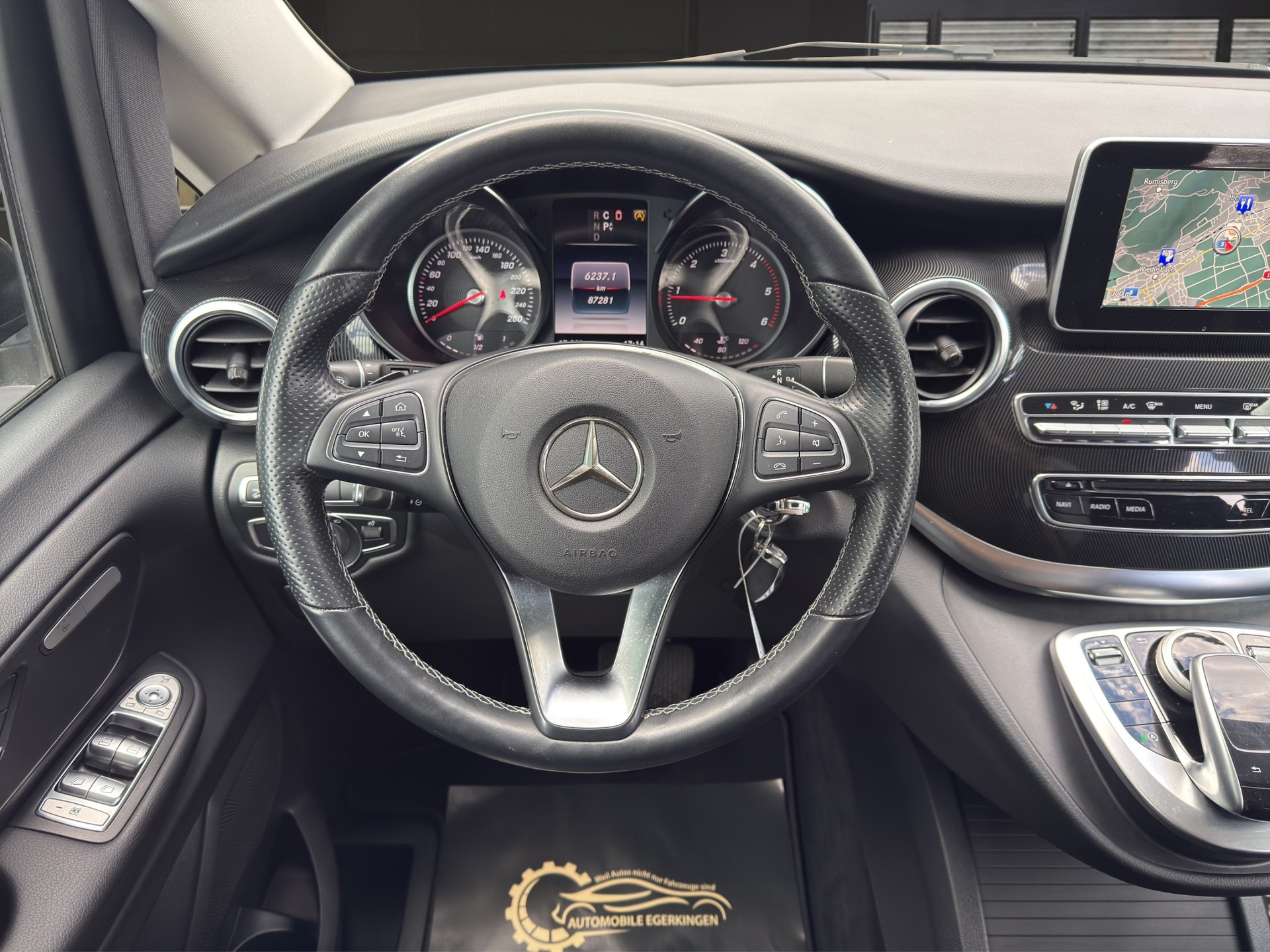 MERCEDES-BENZ V 220 d lang 4matic Van mit Rollstuhl-Rampe-image-11
