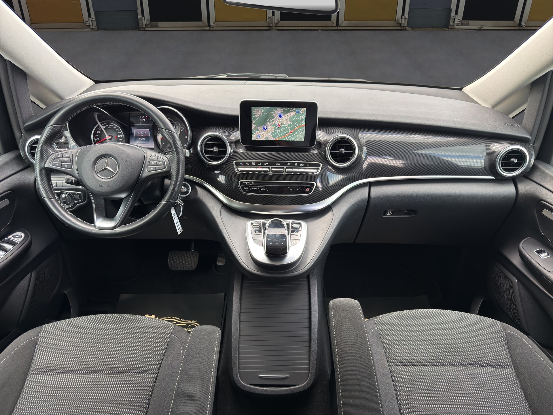 MERCEDES-BENZ V 220 d lang 4matic Van mit Rollstuhl-Rampe-image-10