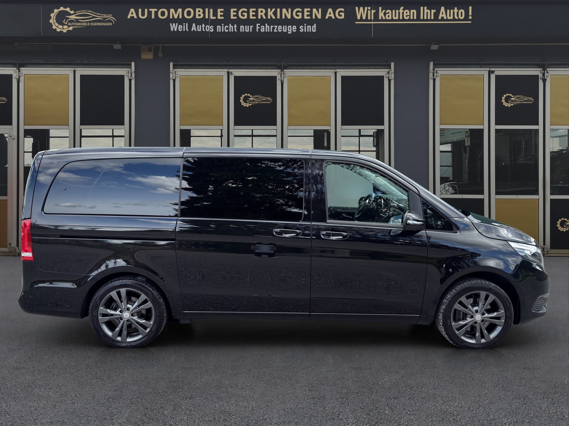 MERCEDES-BENZ V 220 d lang 4matic Van mit Rollstuhl-Rampe-image-3