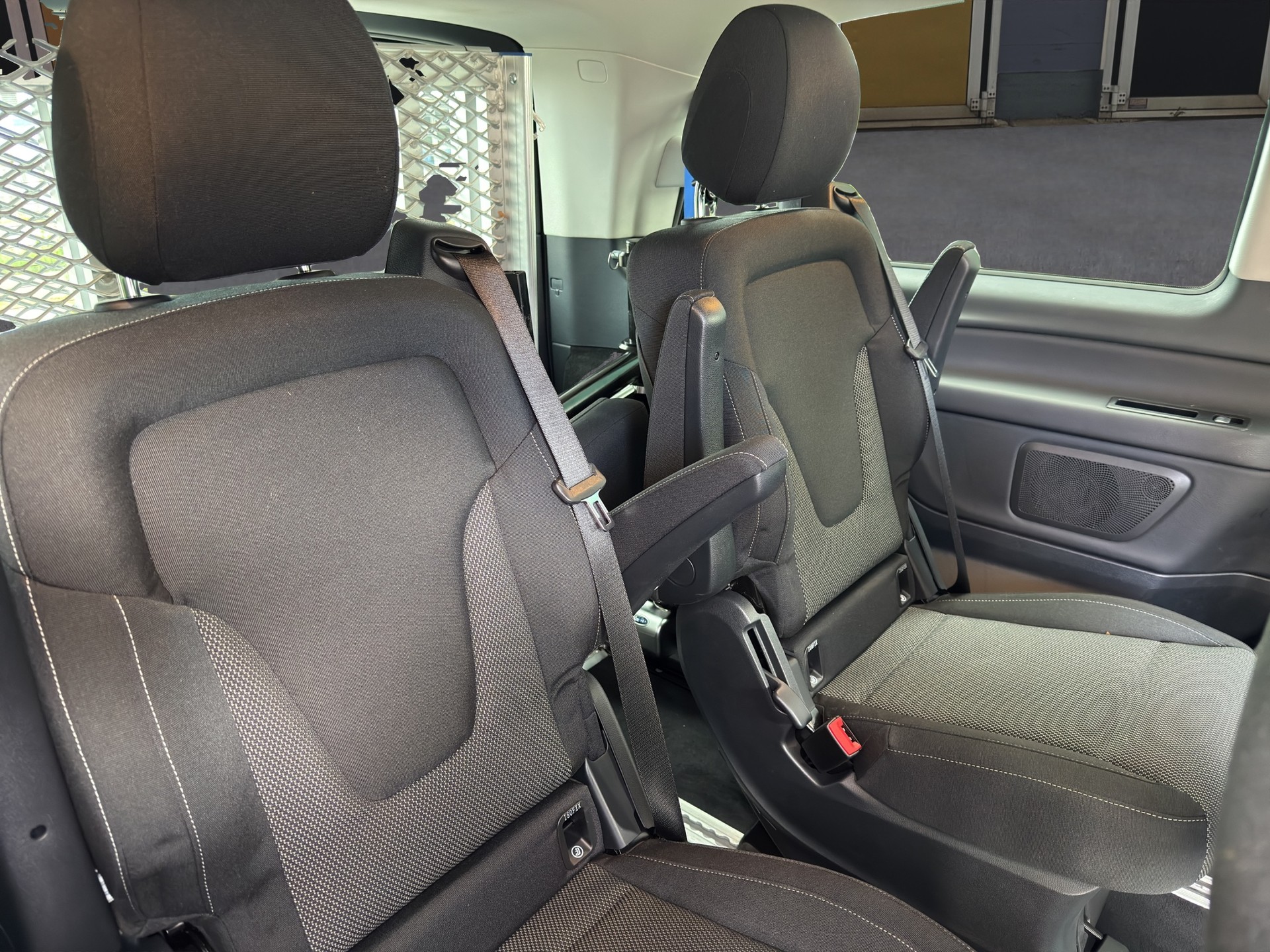 MERCEDES-BENZ V 220 d lang 4matic Van mit Rollstuhl-Rampe-image-13