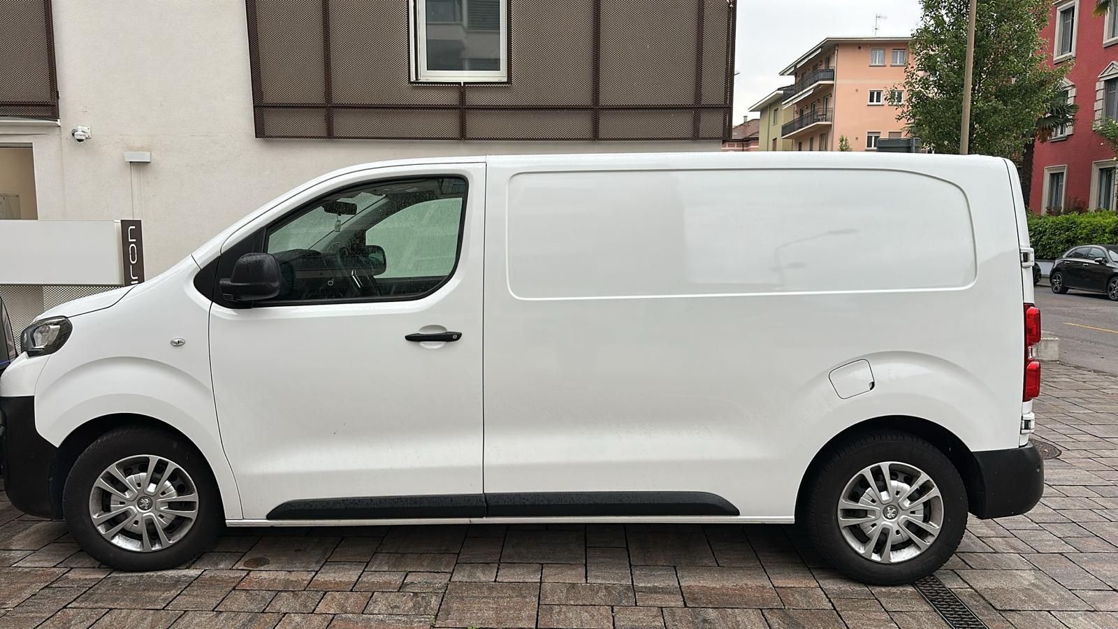 PEUGEOT 1.5 HDi 120 S&S Comfort Medium-image-1