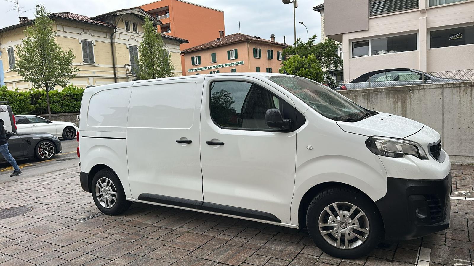 PEUGEOT 1.5 HDi 120 S&S Comfort Medium-image-0