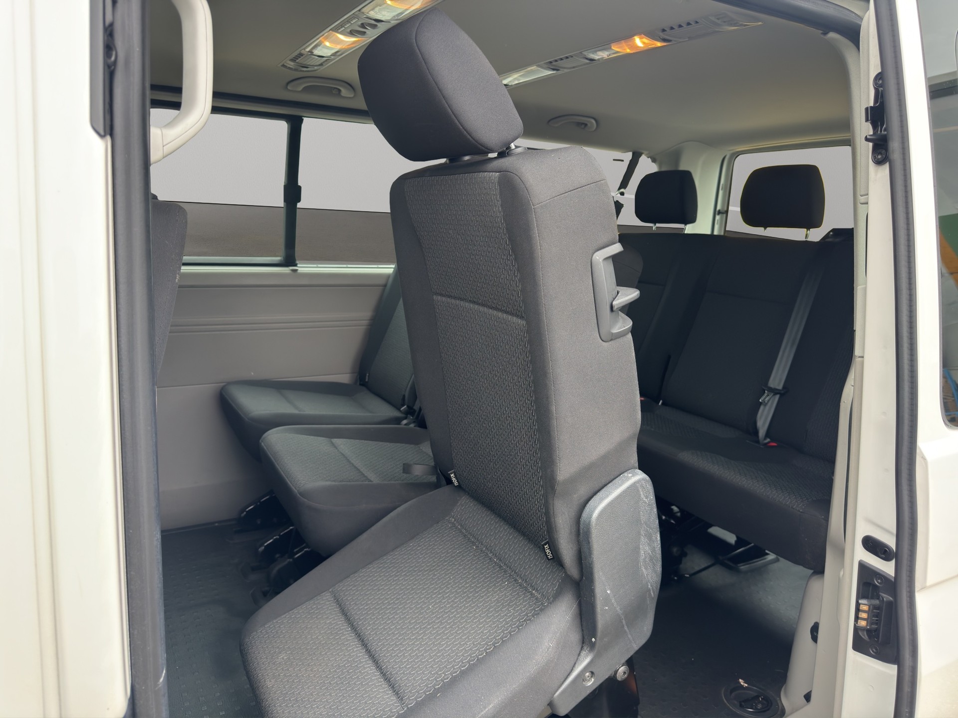 VW T6 2.0 TDI 4Motion Caravelle-image-11