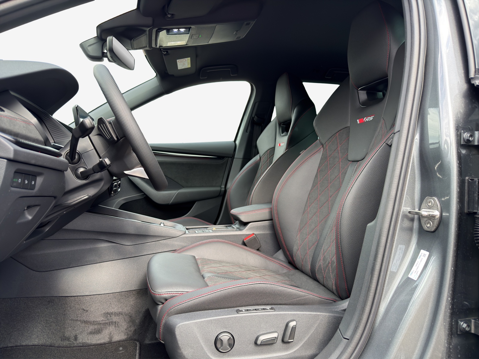 SKODA Octavia Combi 2.0 TSI DSG RS 30 Years Edition-image-7