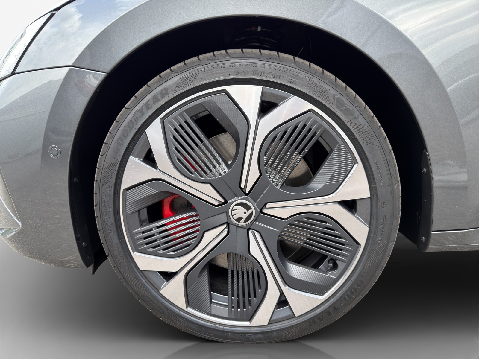 SKODA Octavia Combi 2.0 TSI DSG RS 30 Years Edition-image-14