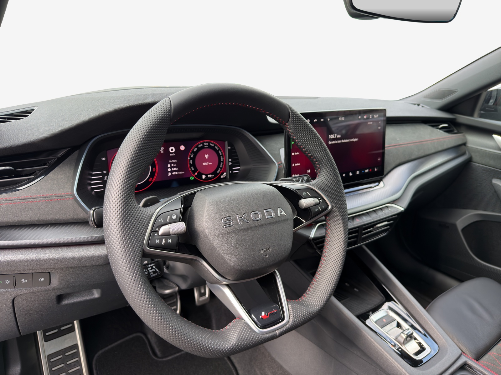 SKODA Octavia Combi 2.0 TSI DSG RS 30 Years Edition-image-9