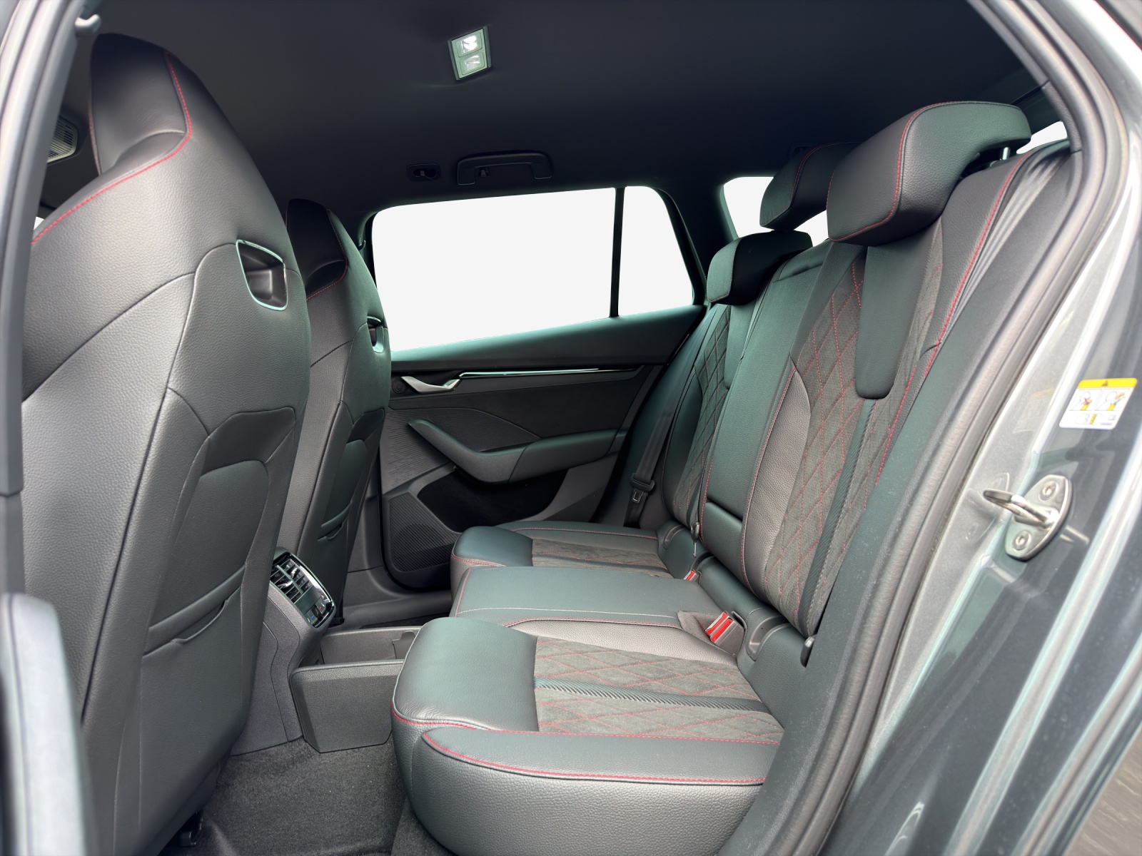 SKODA Octavia Combi 2.0 TSI DSG RS 30 Years Edition-image-11