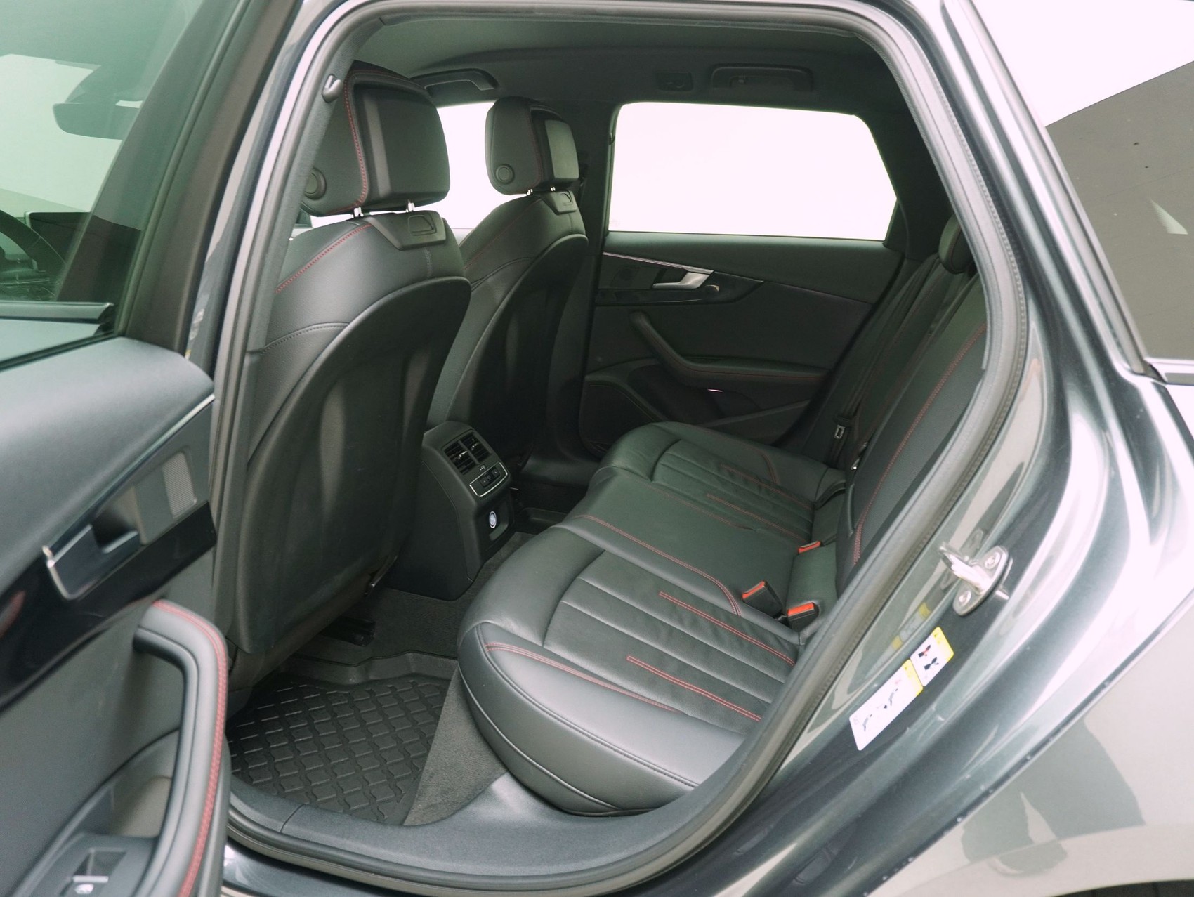 AUDI A4 Avant 2.0 TDI S line quattro S-Tronic-image-11