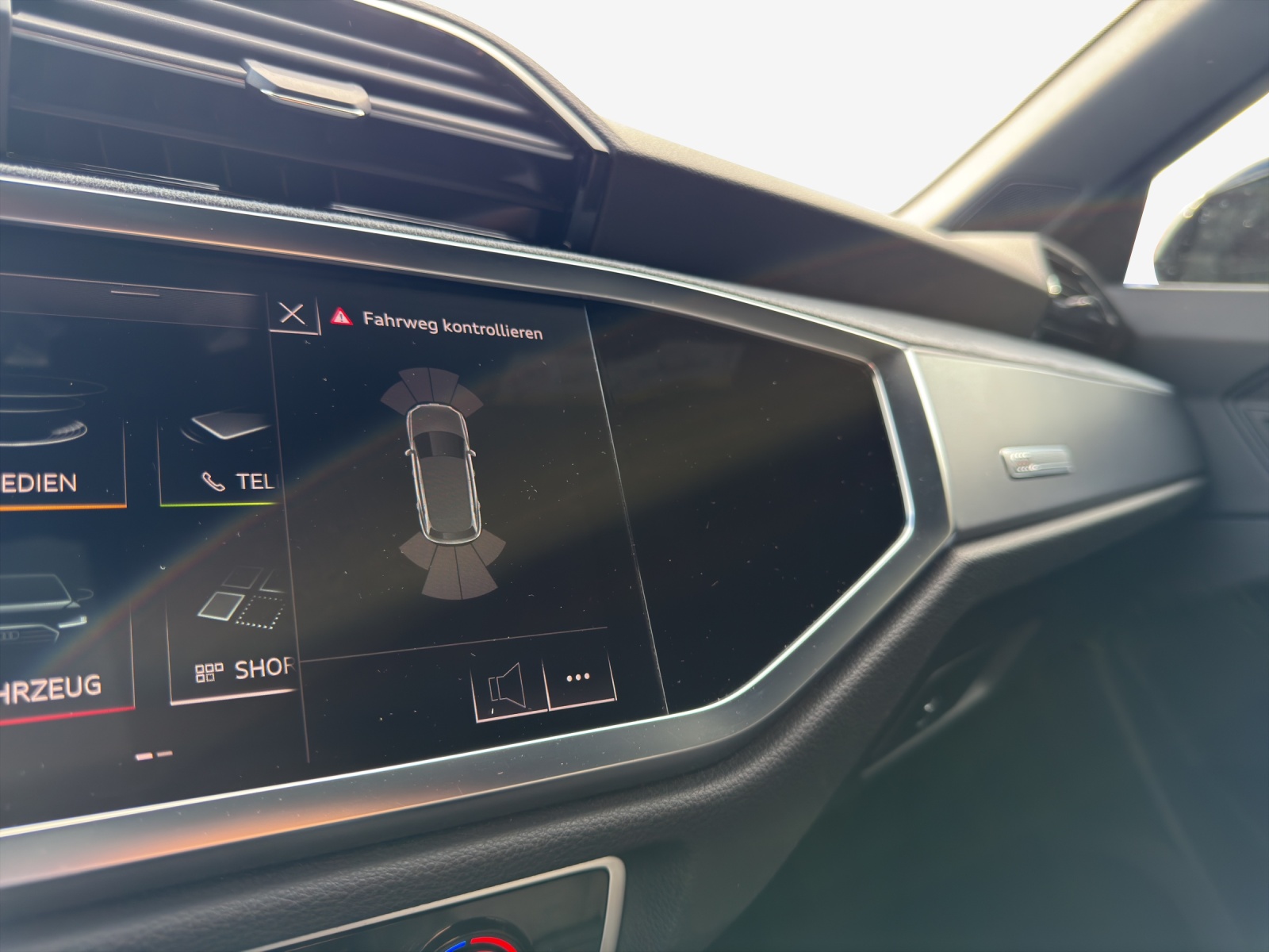 AUDI Q3 35 TFSI S line-image-15
