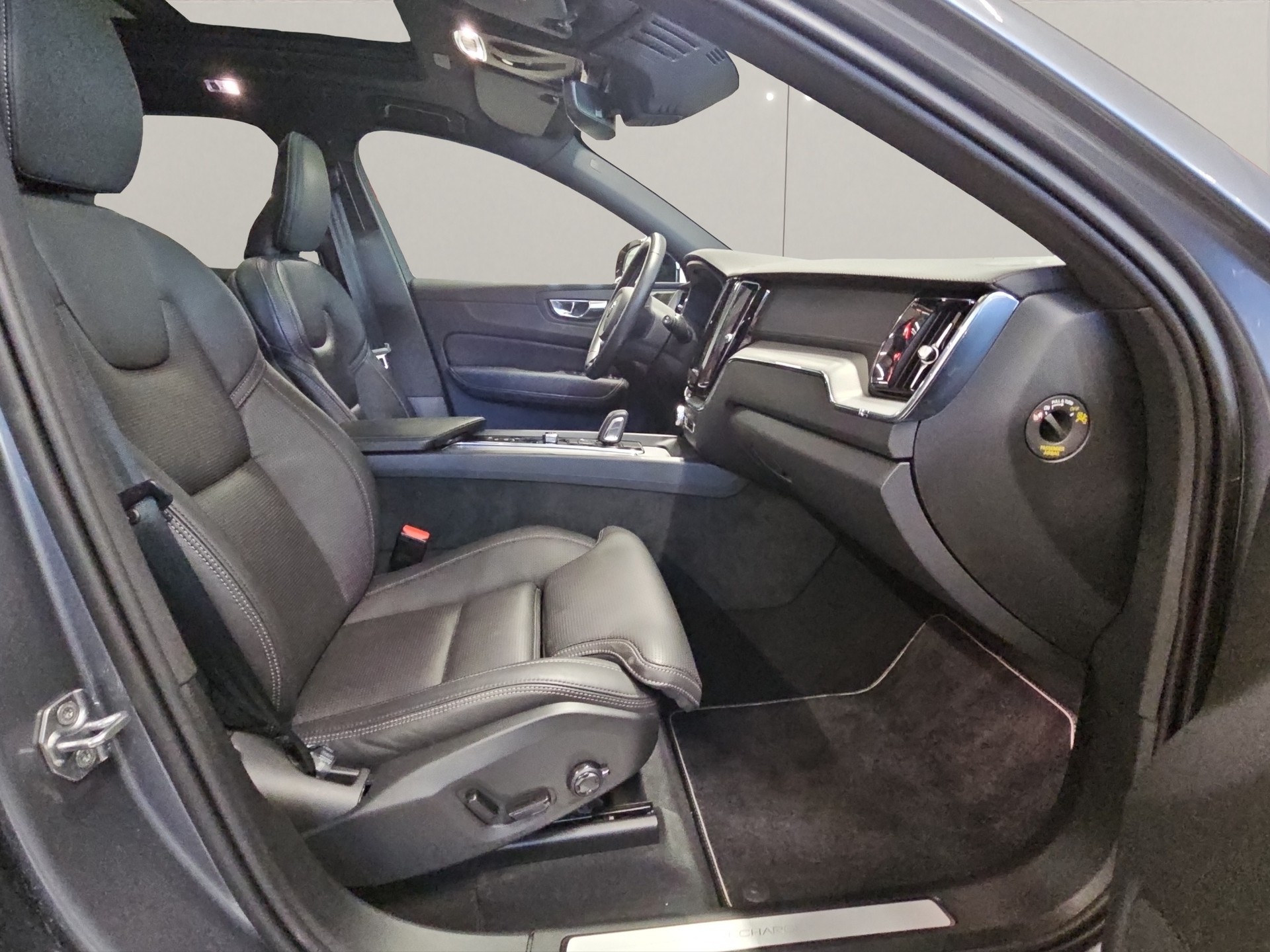 VOLVO XC60 2.0 T6 TE R-Design eAWD-image-13
