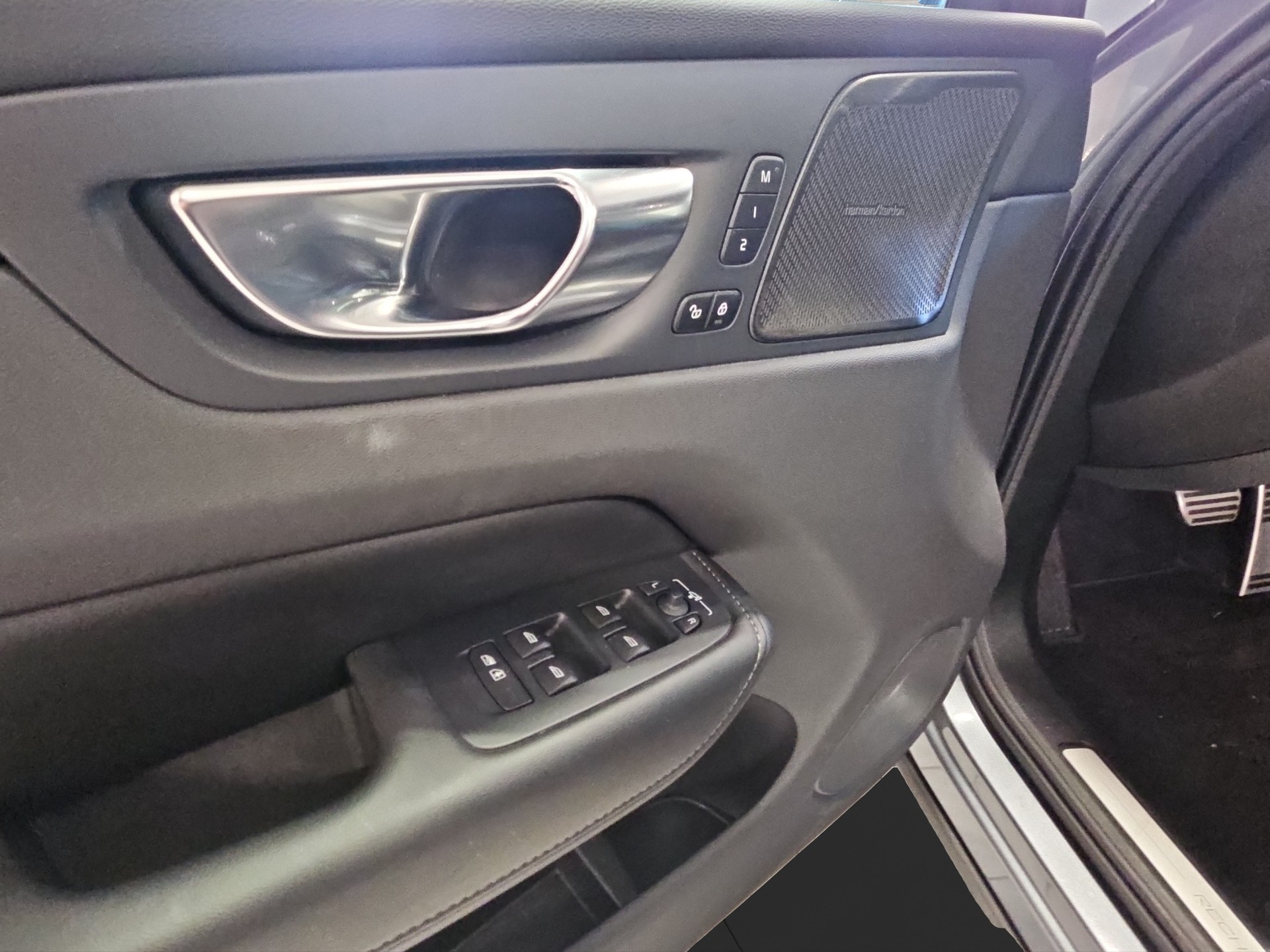 VOLVO XC60 2.0 T6 TE R-Design eAWD-image-11