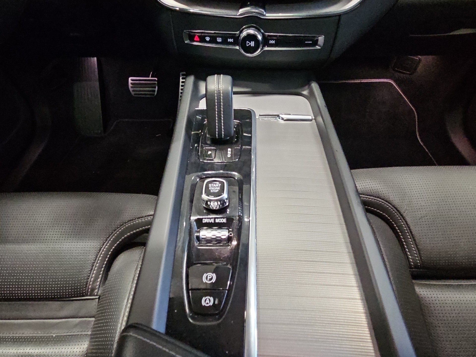 VOLVO XC60 2.0 T6 TE R-Design eAWD-image-14