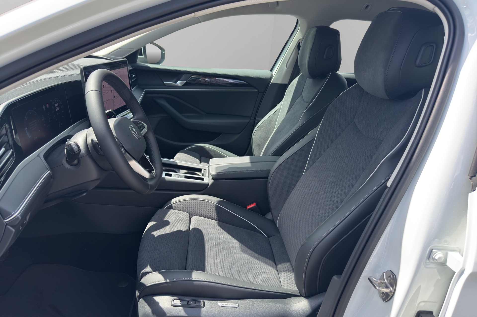 VW Passat Variant 2.0 TDI evo Business 4 Motion DSG-image-8