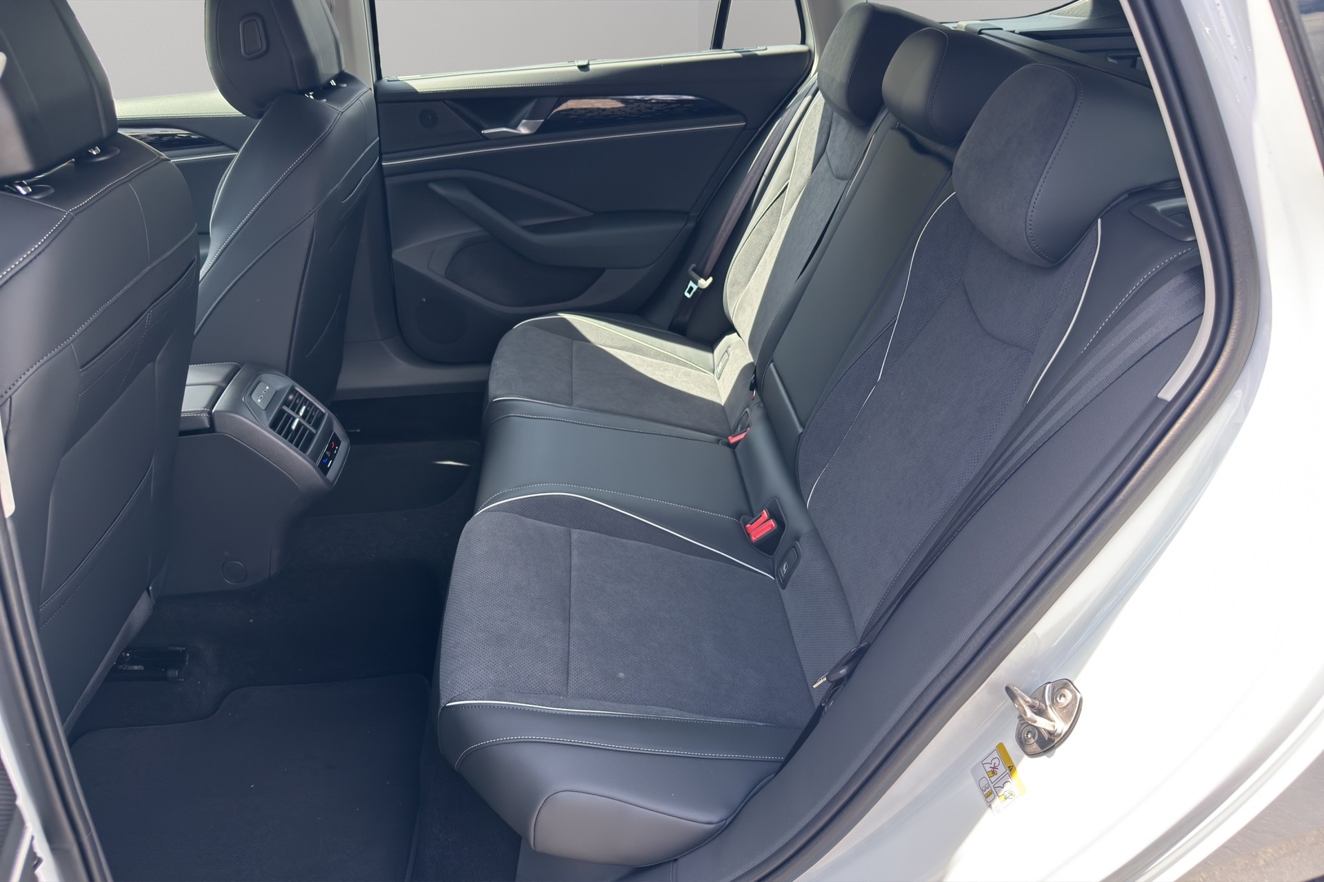 VW Passat Variant 2.0 TDI evo Business 4 Motion DSG-image-5